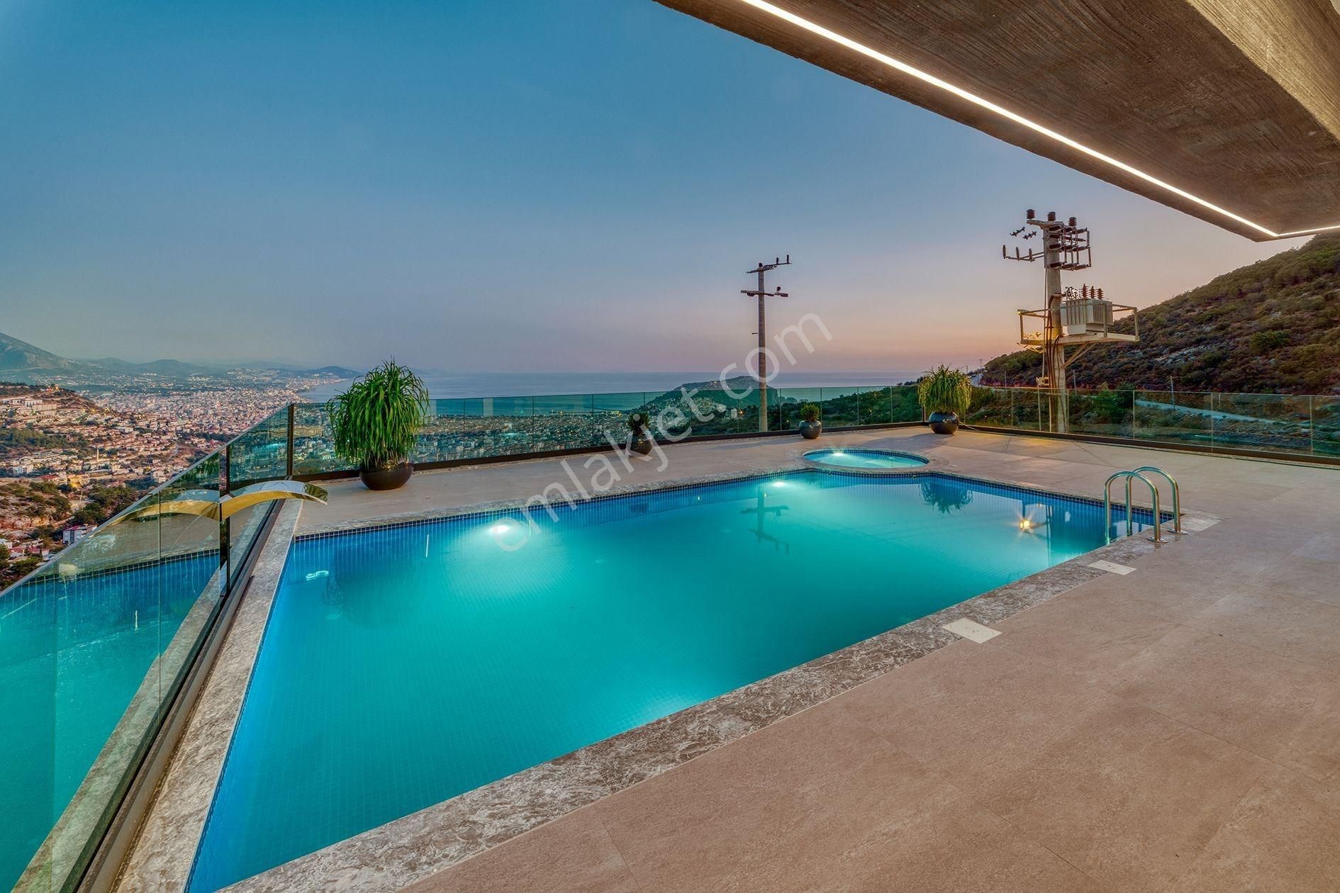 Alanya Tepe Modern Mimariye Sahip 4+1 Eşsiz Manzaralı Özel Villa - Görsel 3