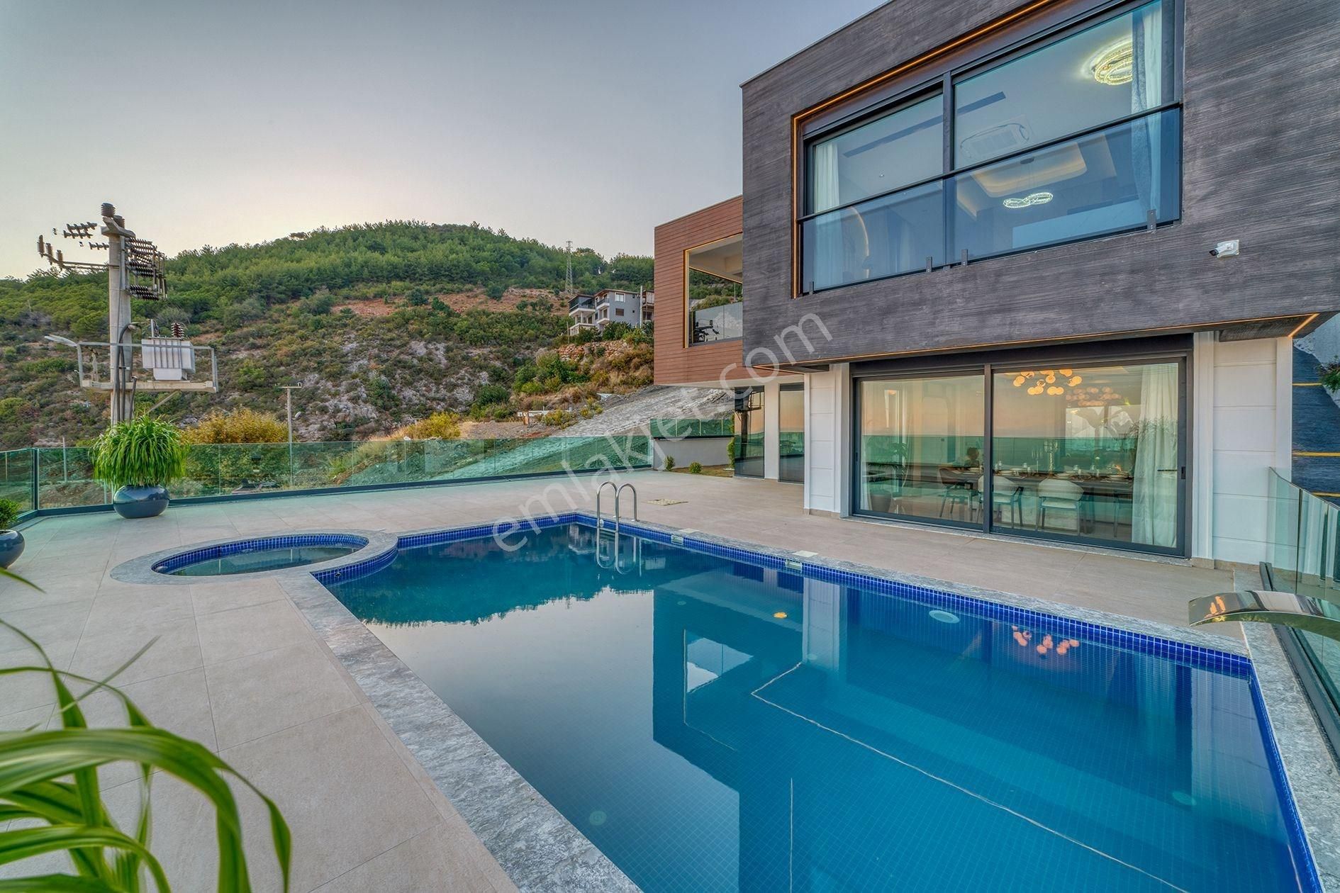Alanya Tepe Modern Mimariye Sahip 4+1 Eşsiz Manzaralı Özel Villa - Görsel 33
