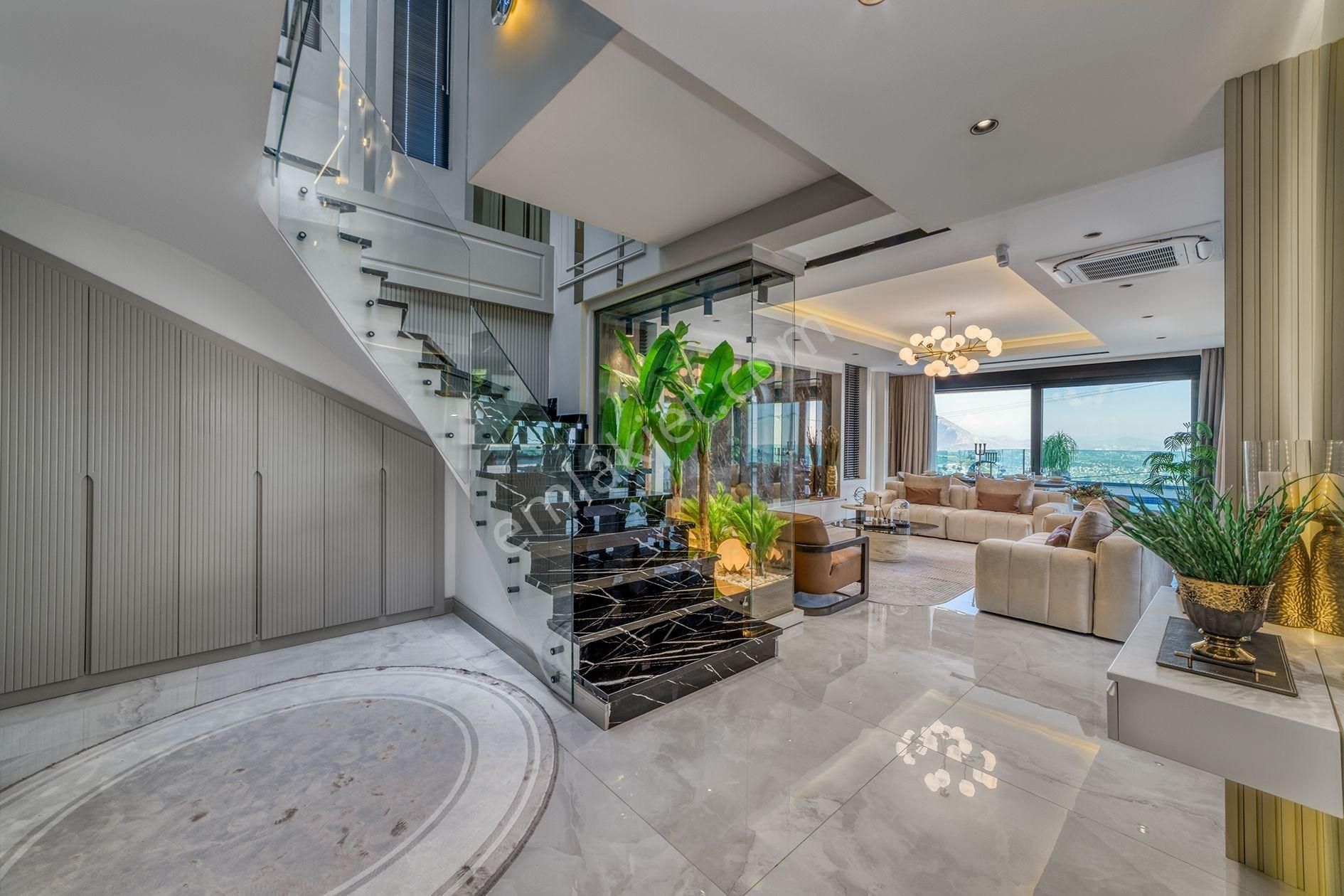 Alanya Tepe Modern Mimariye Sahip 4+1 Eşsiz Manzaralı Özel Villa - Görsel 13