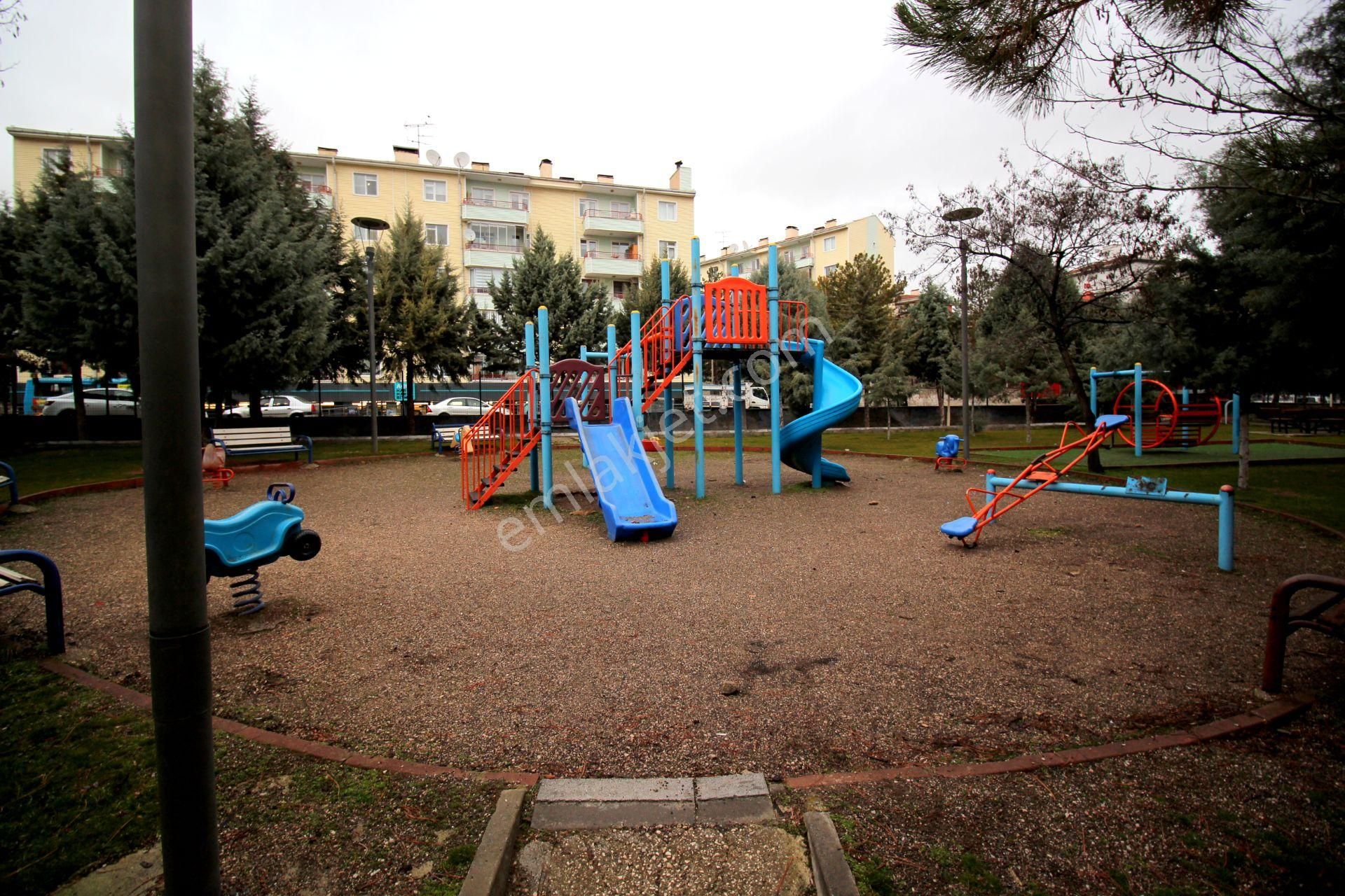 Emre Emlak'ta Ulubatlı Hasan'da Site İçi Asansörlü Arakat Kiralık Daire - Görsel 21