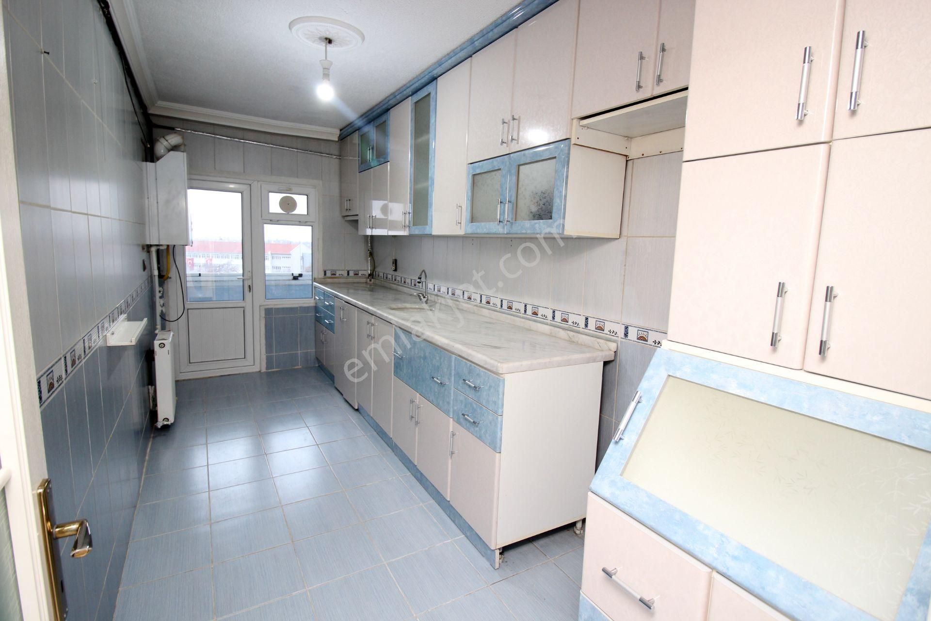 Emre Emlak'ta Ulubatlı Hasan'da Site İçi Asansörlü Arakat Kiralık Daire - Görsel 4