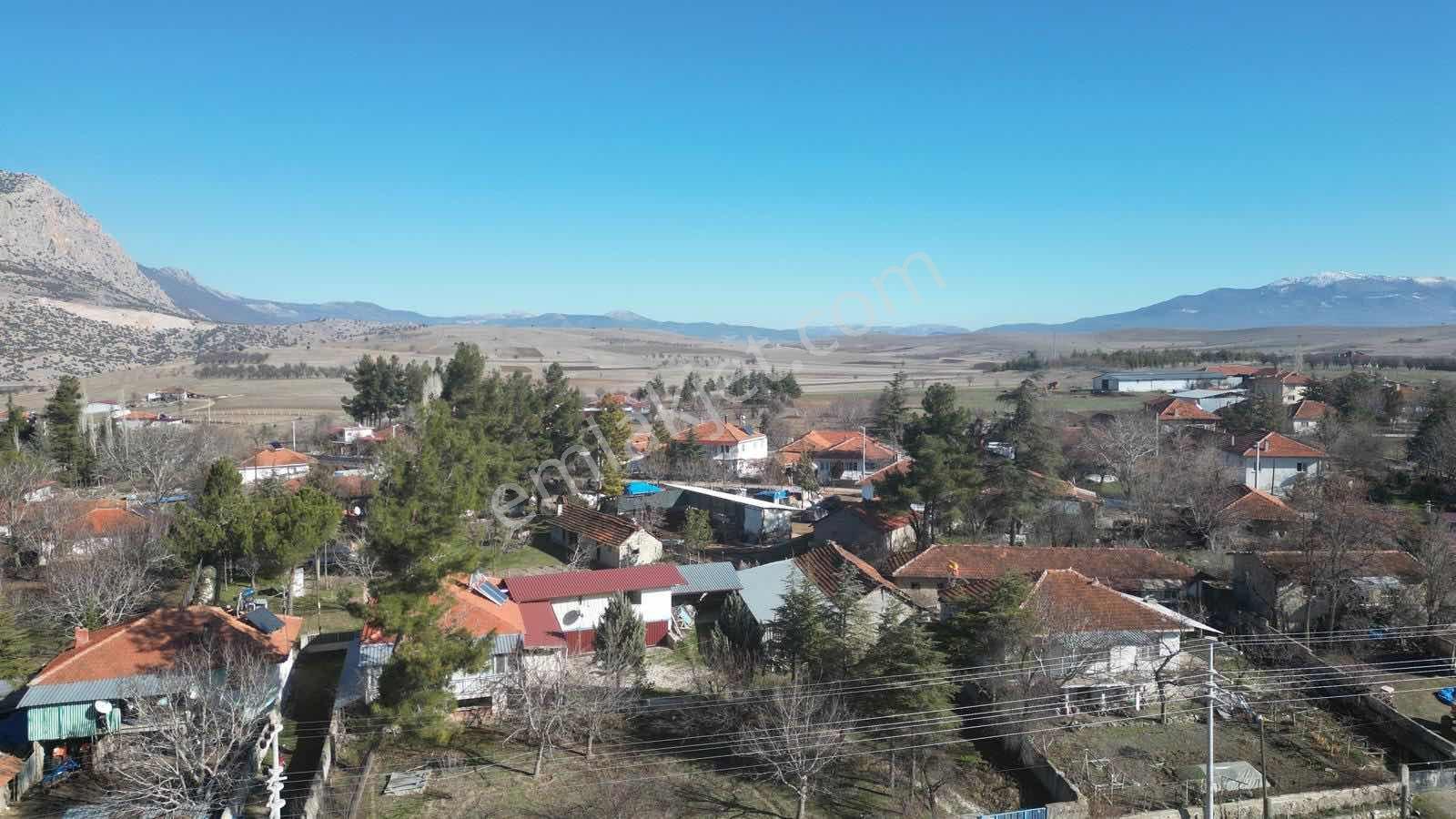 Burdur_fethiye_otoyoluna_400_metre_mesafede_kadastro_yol_var