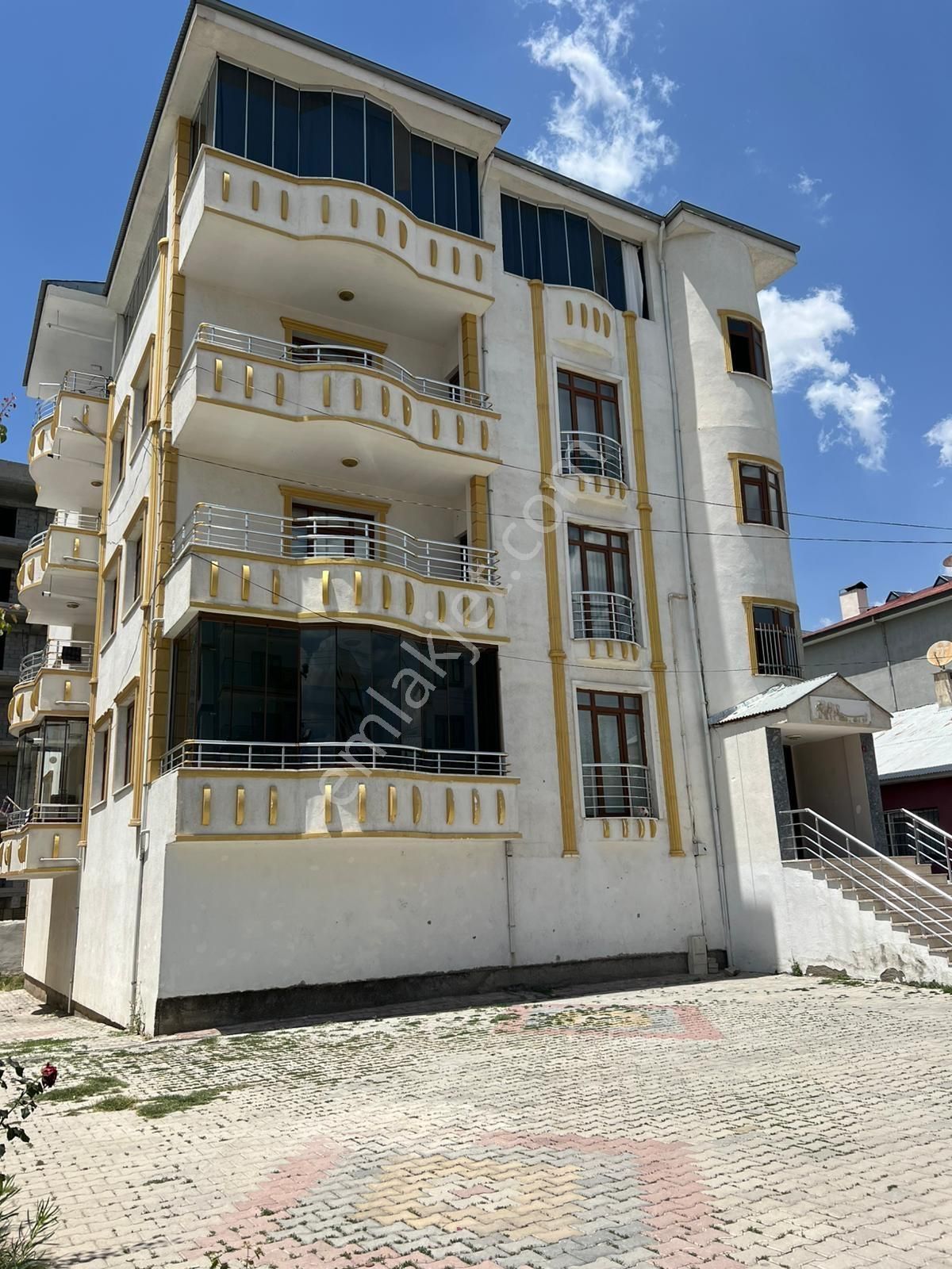 Satılık Ticari Ruhsatlı 5 Katlı Bina