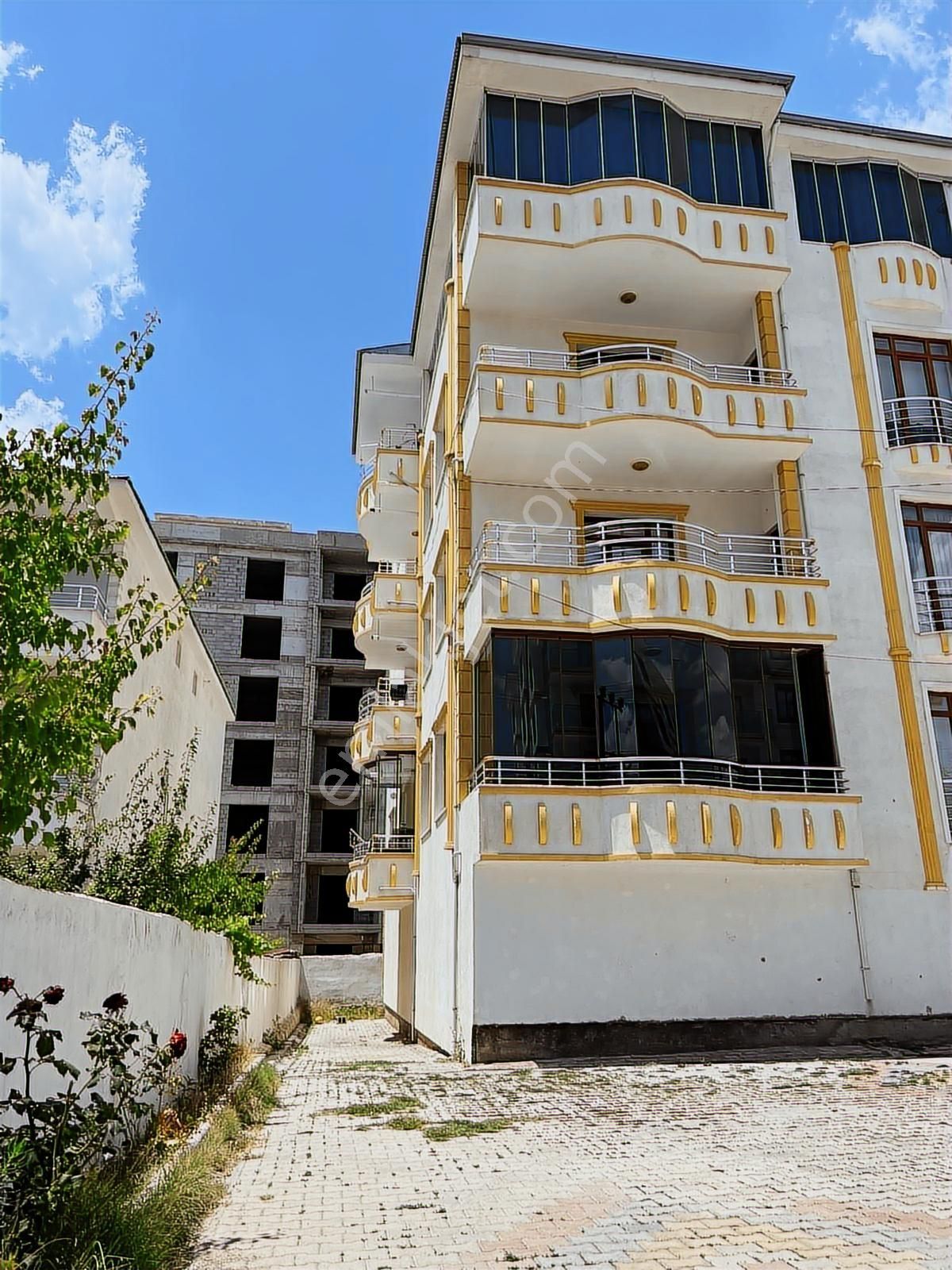 Satılık Ticari Ruhsatlı 5 Katlı Bina - Görsel 8