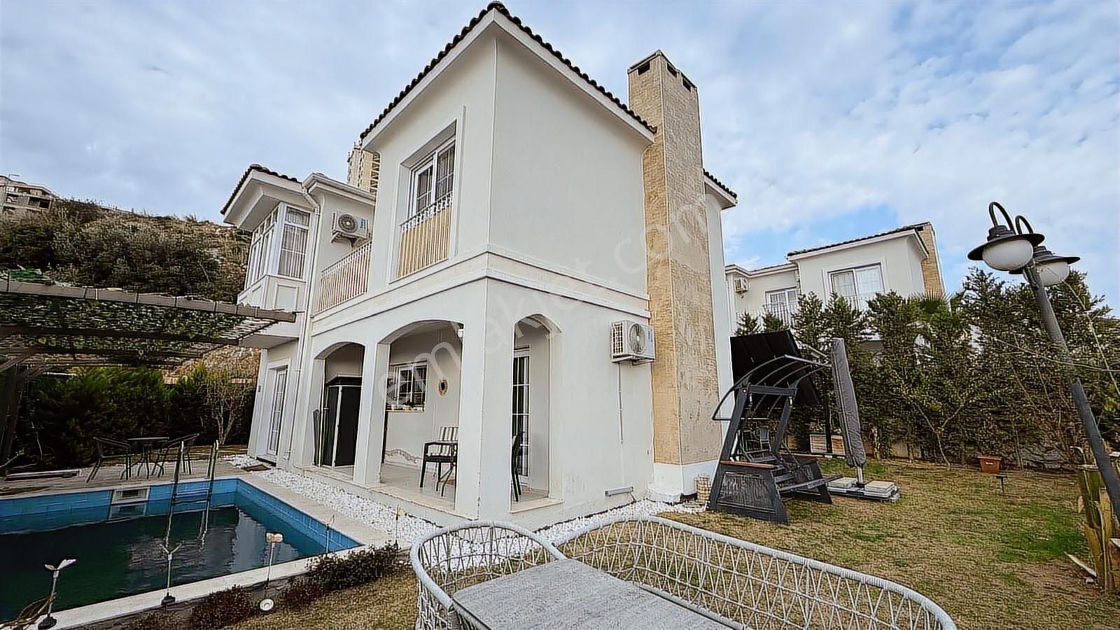 Kuşadası'nda Bahçeli Ve Havuzlu Müstakil Yeni Villa | Tekce