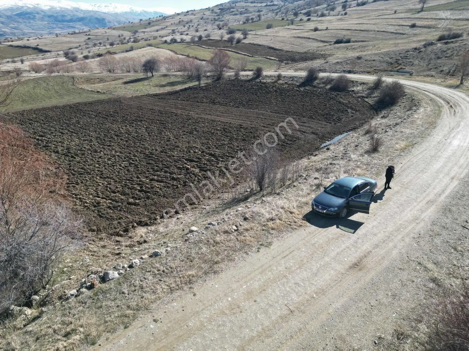 Asfalta_cephe_köye_yakın_su_çok_yakın_fırsat_parsel