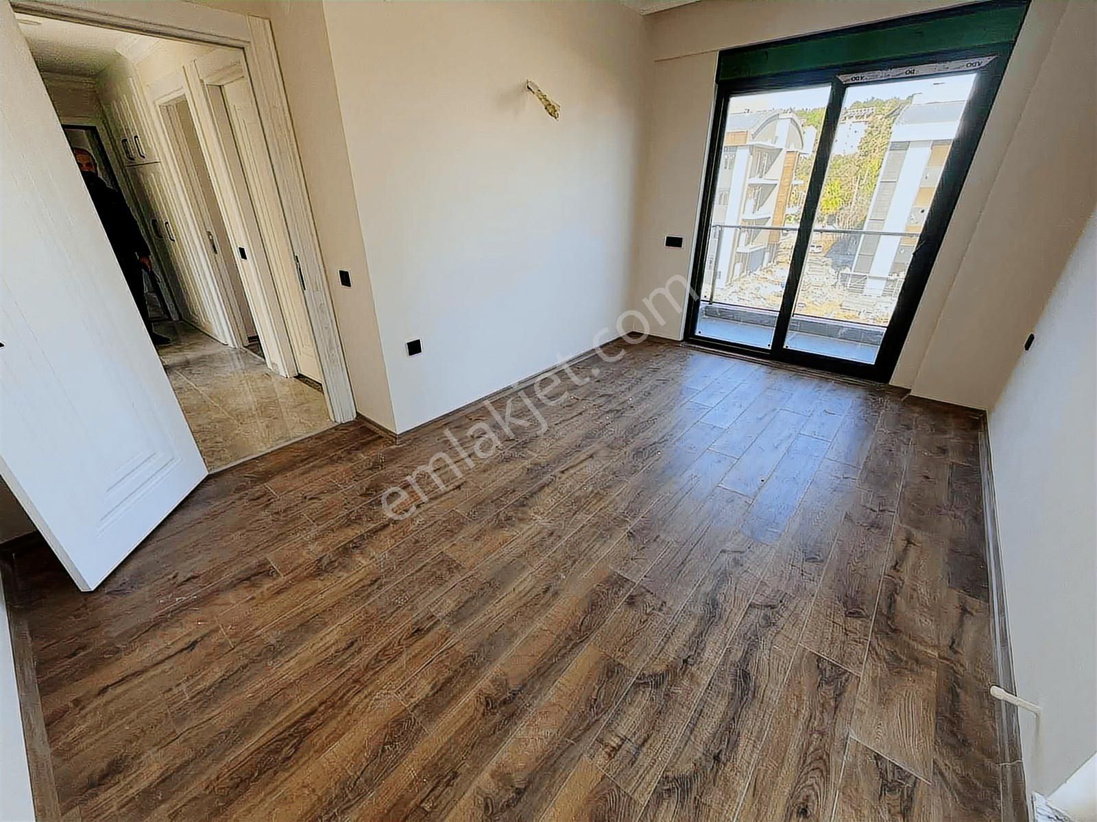 Barbaros'ta Havuz Manzaralı Lüks 2+1 - Görsel 13