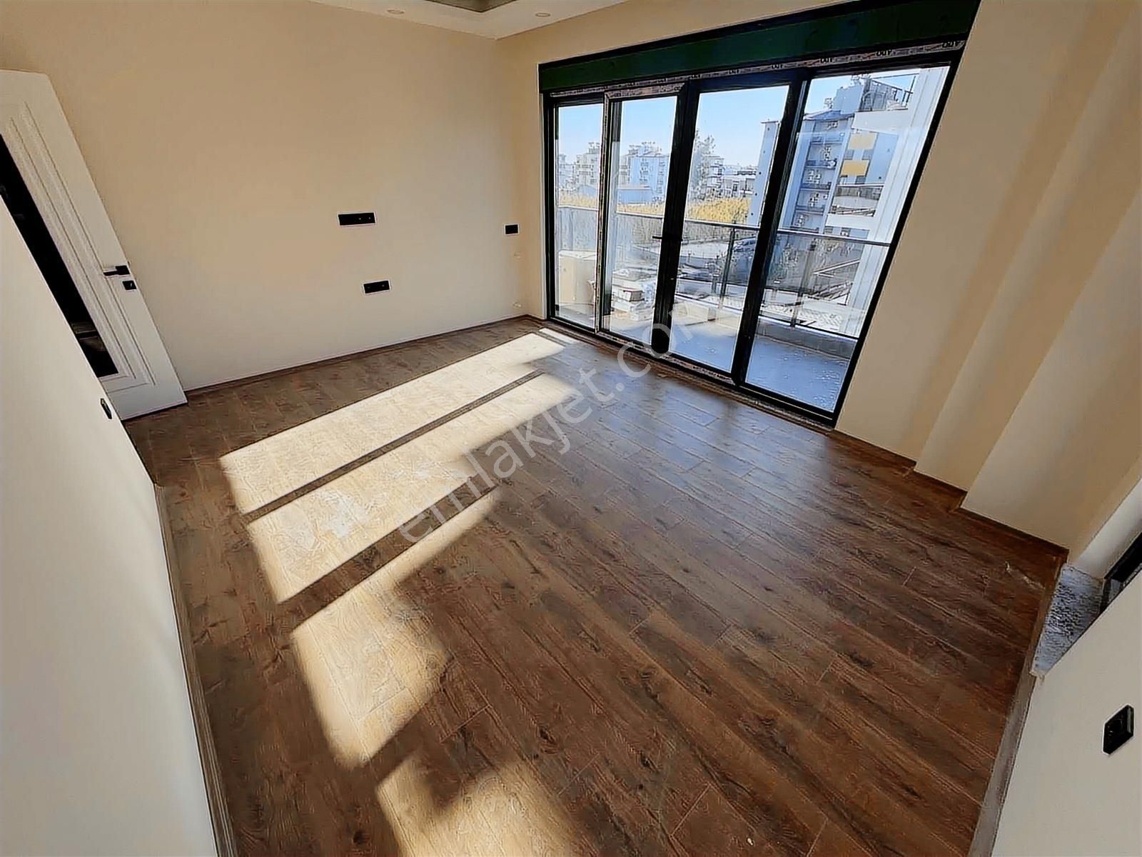 Barbaros'ta Havuz Manzaralı Lüks 2+1 - Görsel 3