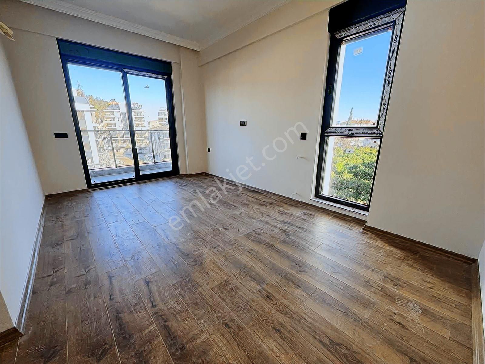 Barbaros'ta Havuz Manzaralı Lüks 2+1 - Görsel 12