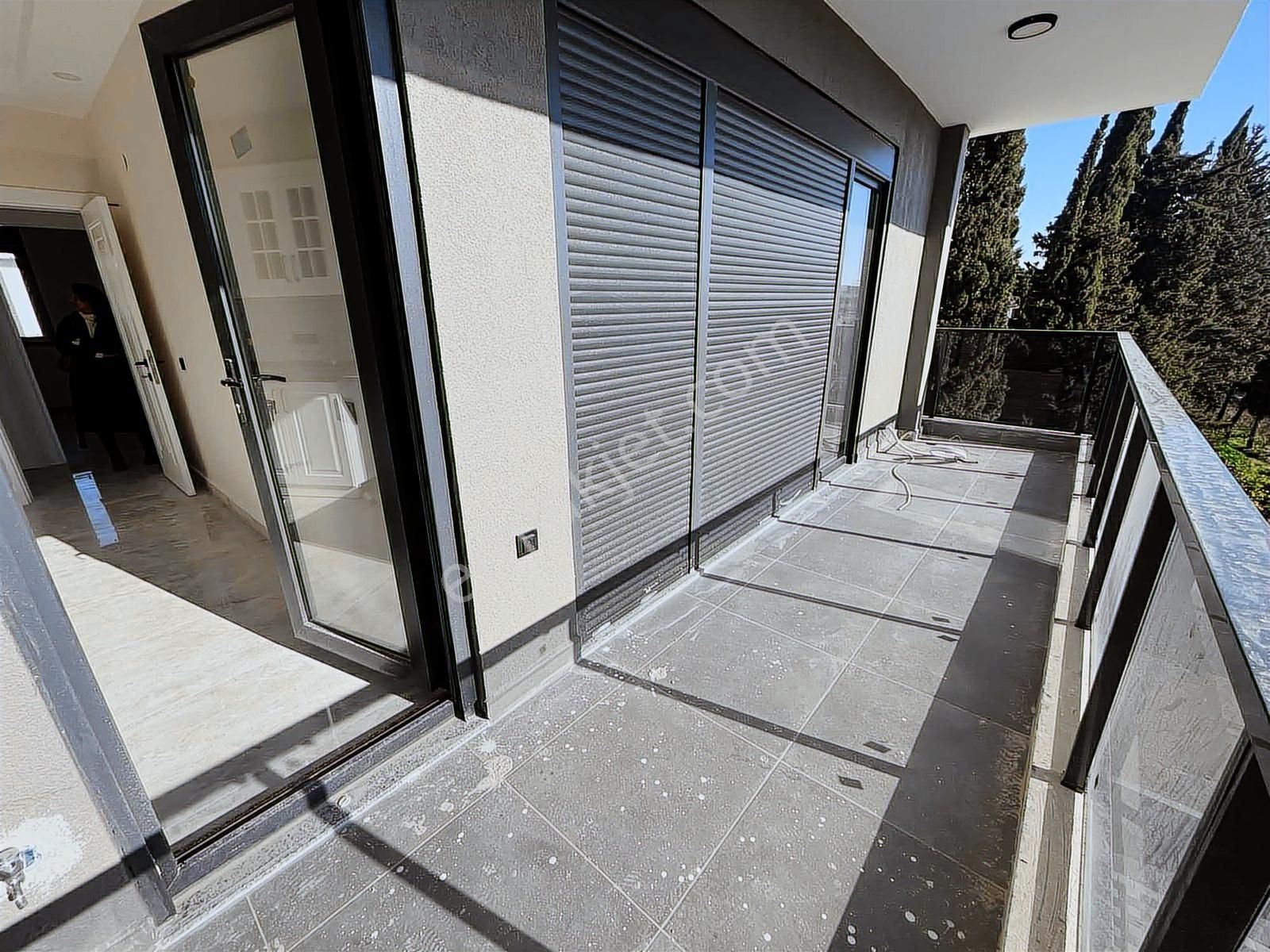 Barbaros'ta Havuz Manzaralı Lüks 2+1 - Görsel 11