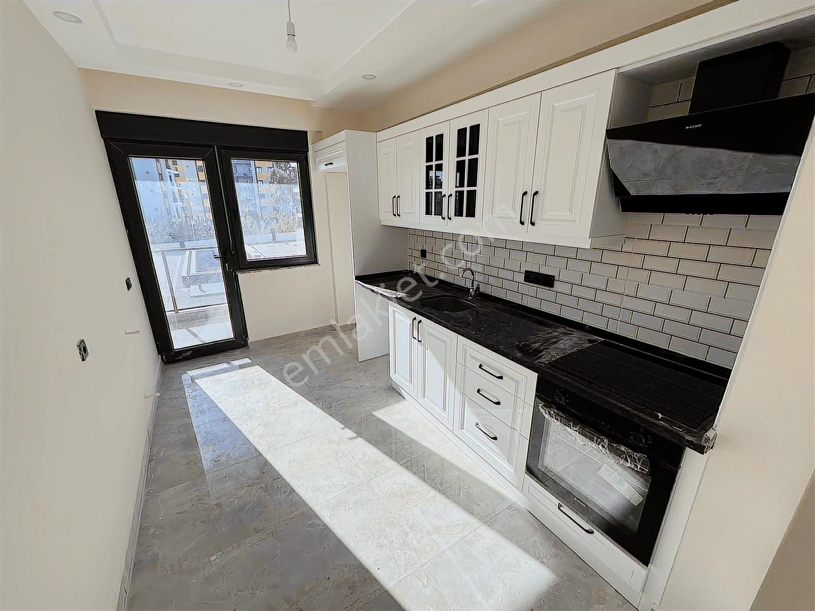 Barbaros'ta Havuz Manzaralı Lüks 2+1 - Görsel 9