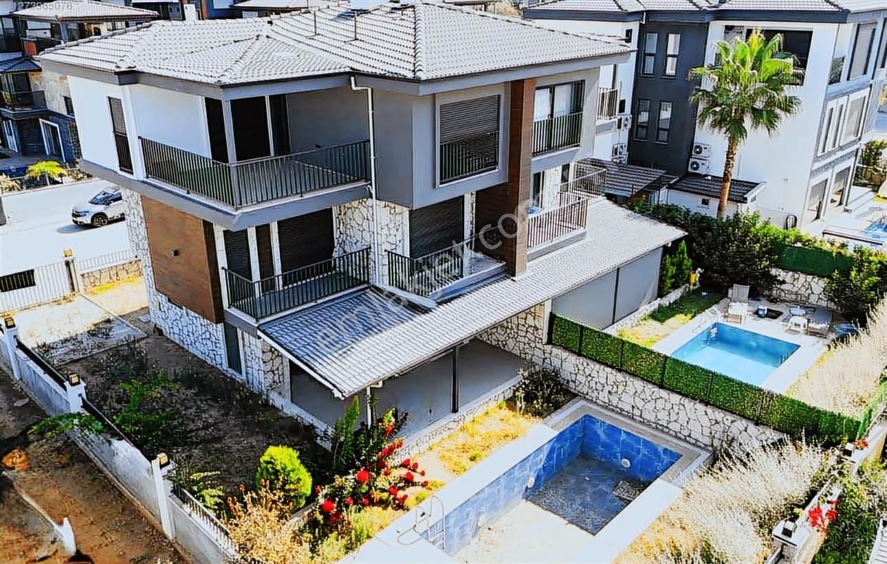 Kuşadası'nda Müstakil Havuzlu Ultra Lüks 5+1 Tripleks Villa - Görsel 17