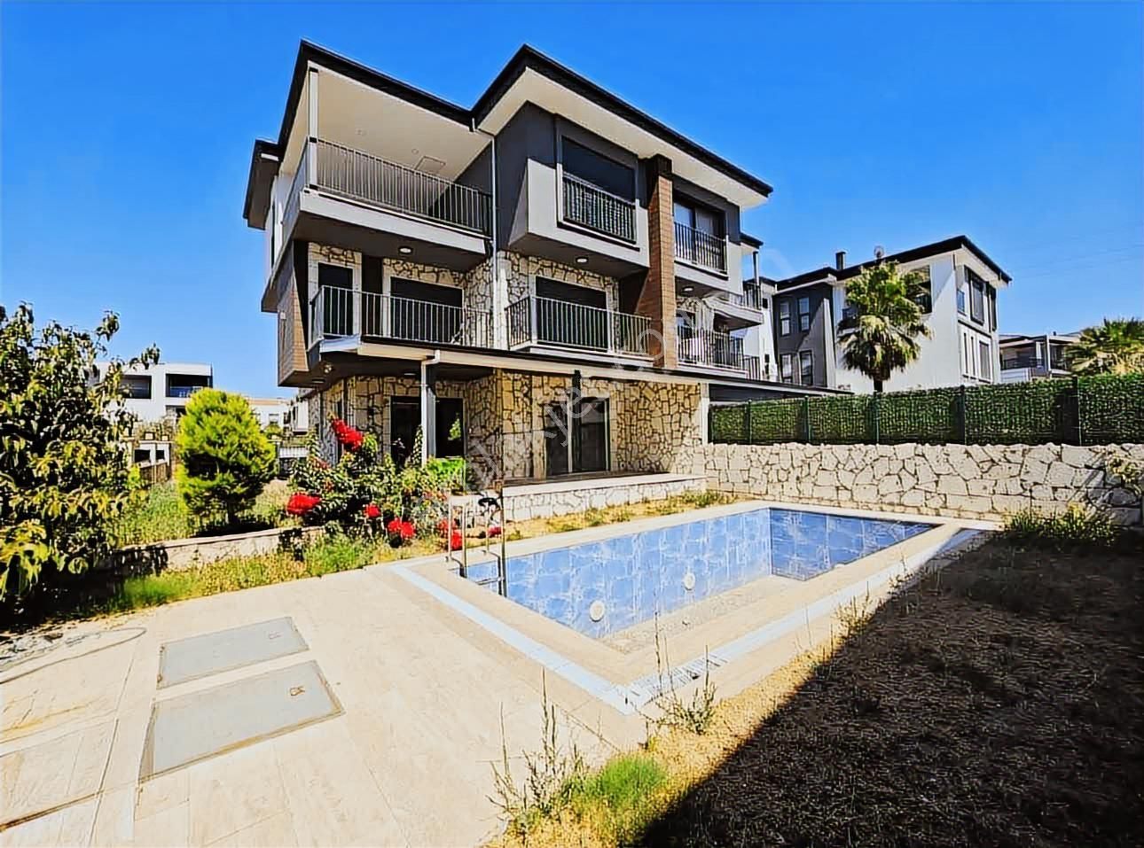 Kuşadası'nda Müstakil Havuzlu Ultra Lüks 5+1 Tripleks Villa