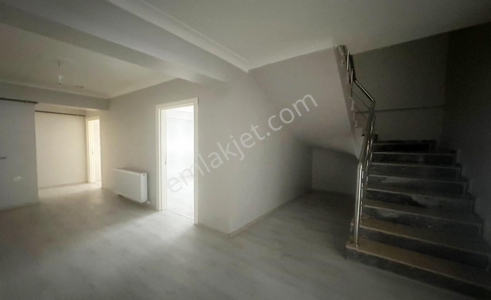 Yüzme Havuzu Karşısında Otobüs Durağı Yanın'da Cadde Üstü Dublex - Görsel 3