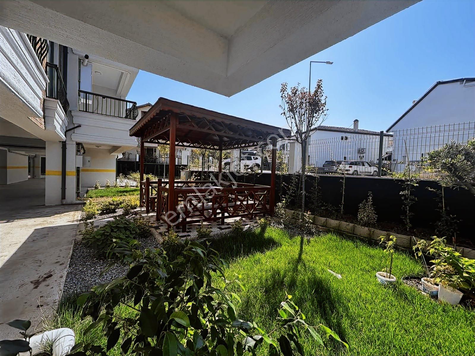 Gemlik Kurşunlu'da 2+1 Havuz Ve Deniz Manzaralı Lüks Daire