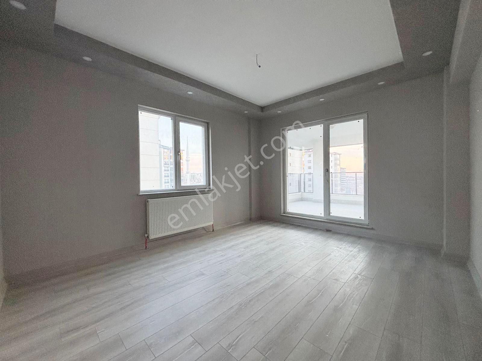 Pursaklar Mehmet Zengin Emlak'tan Teras Balkonlu Otoparklı Lüks Sitede 7.kat 4+1 Sıfır Daire - Görsel 12