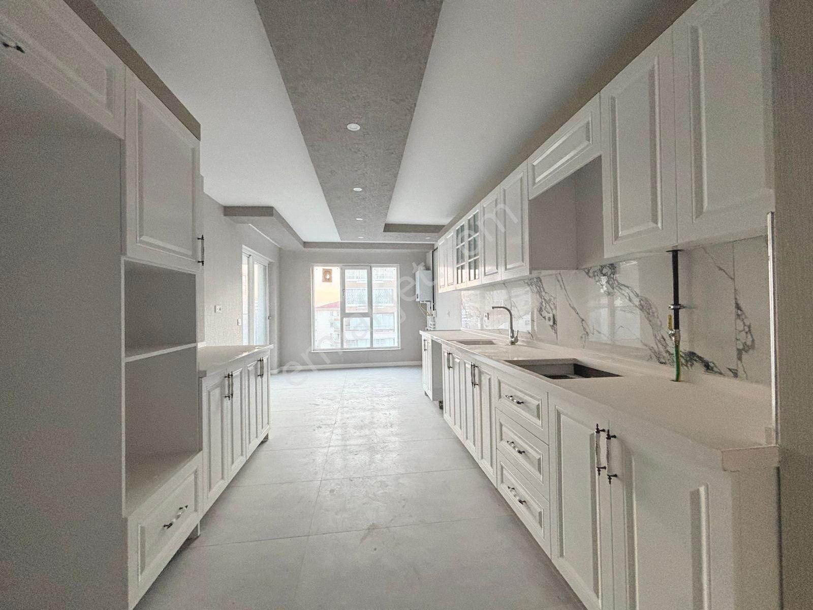 Pursaklar Mehmet Zengin Emlak'tan Teras Balkonlu Otoparklı Lüks Sitede 7.kat 4+1 Sıfır Daire