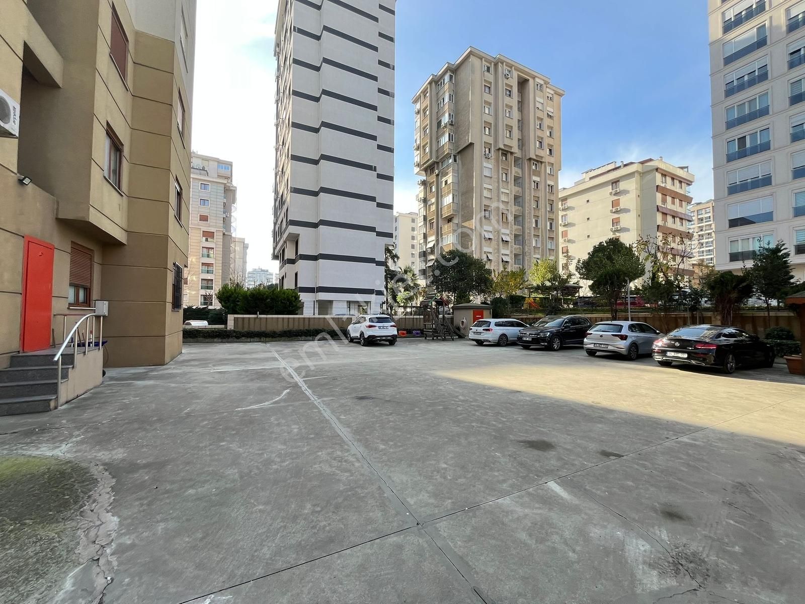 Utkudan Kozyatağında Minibüse Yakın İçi Yenilenmiş Satılık 2+1 - Görsel 13