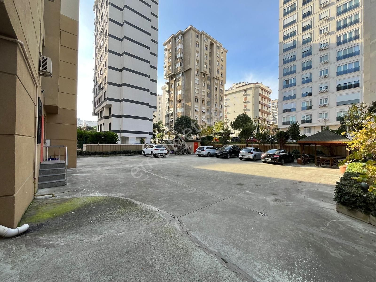 Utkudan Kozyatağında Minibüse Yakın İçi Yenilenmiş Satılık 2+1 - Görsel 24