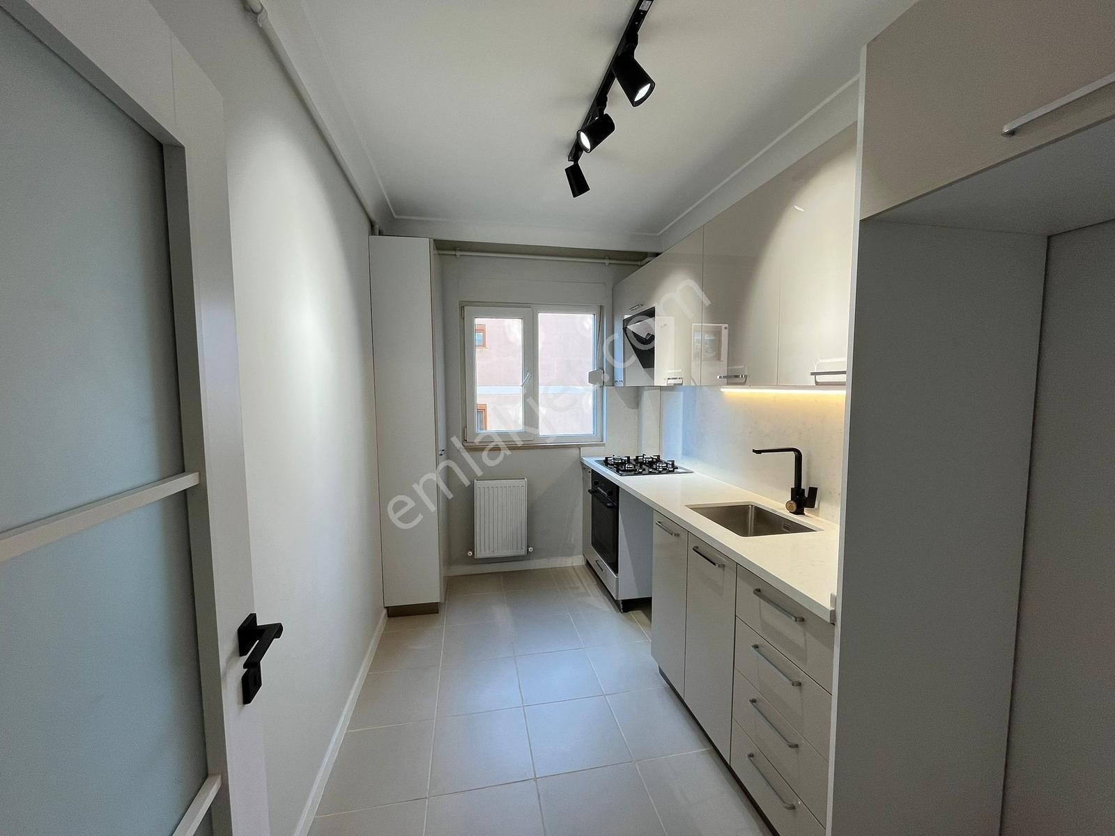 Utkudan Kozyatağında Minibüse Yakın İçi Yenilenmiş Satılık 2+1 - Görsel 16