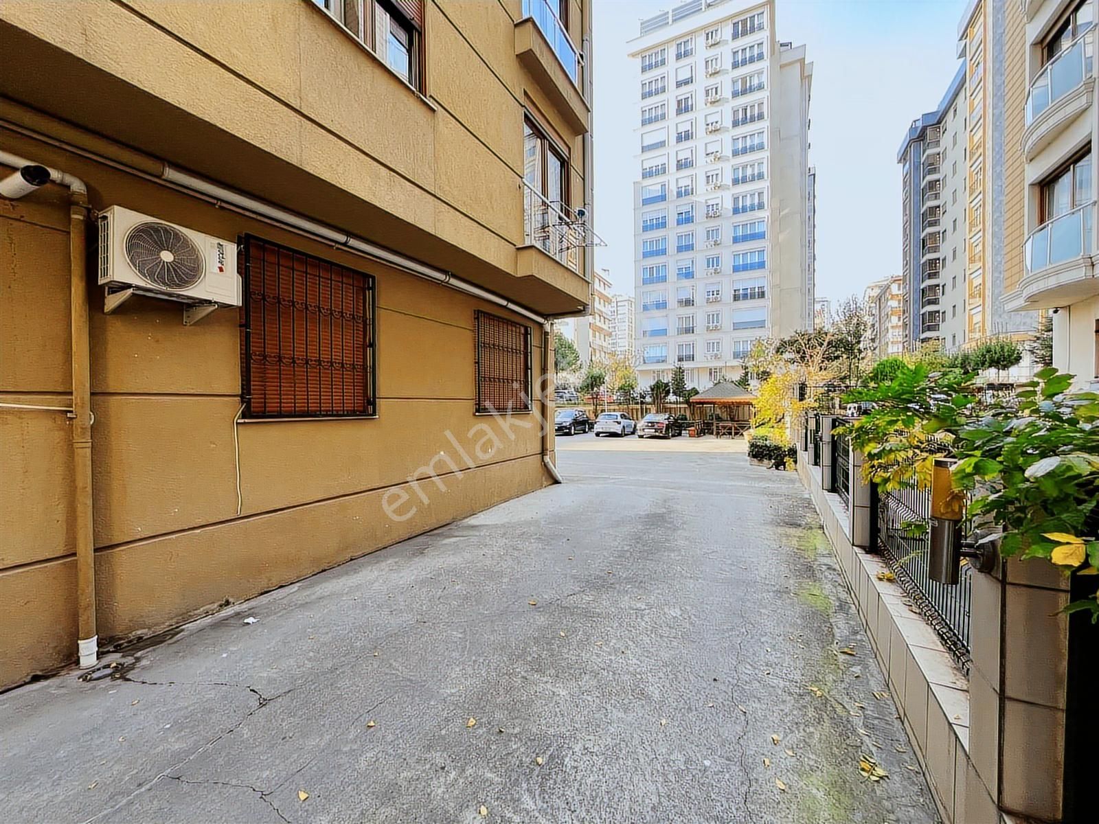 Utkudan Kozyatağında Minibüse Yakın İçi Yenilenmiş Satılık 2+1 - Görsel 11