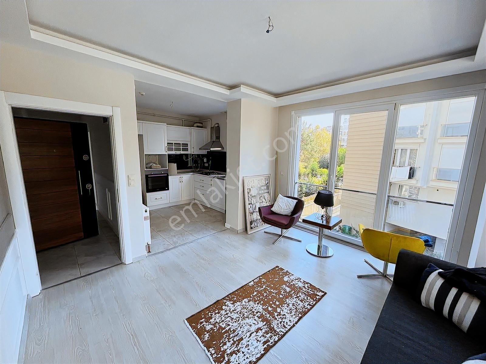 Utkudan Kozyatağında Cadde Üzerinde Kombili Satılık 2+1 Daire - Görsel 4