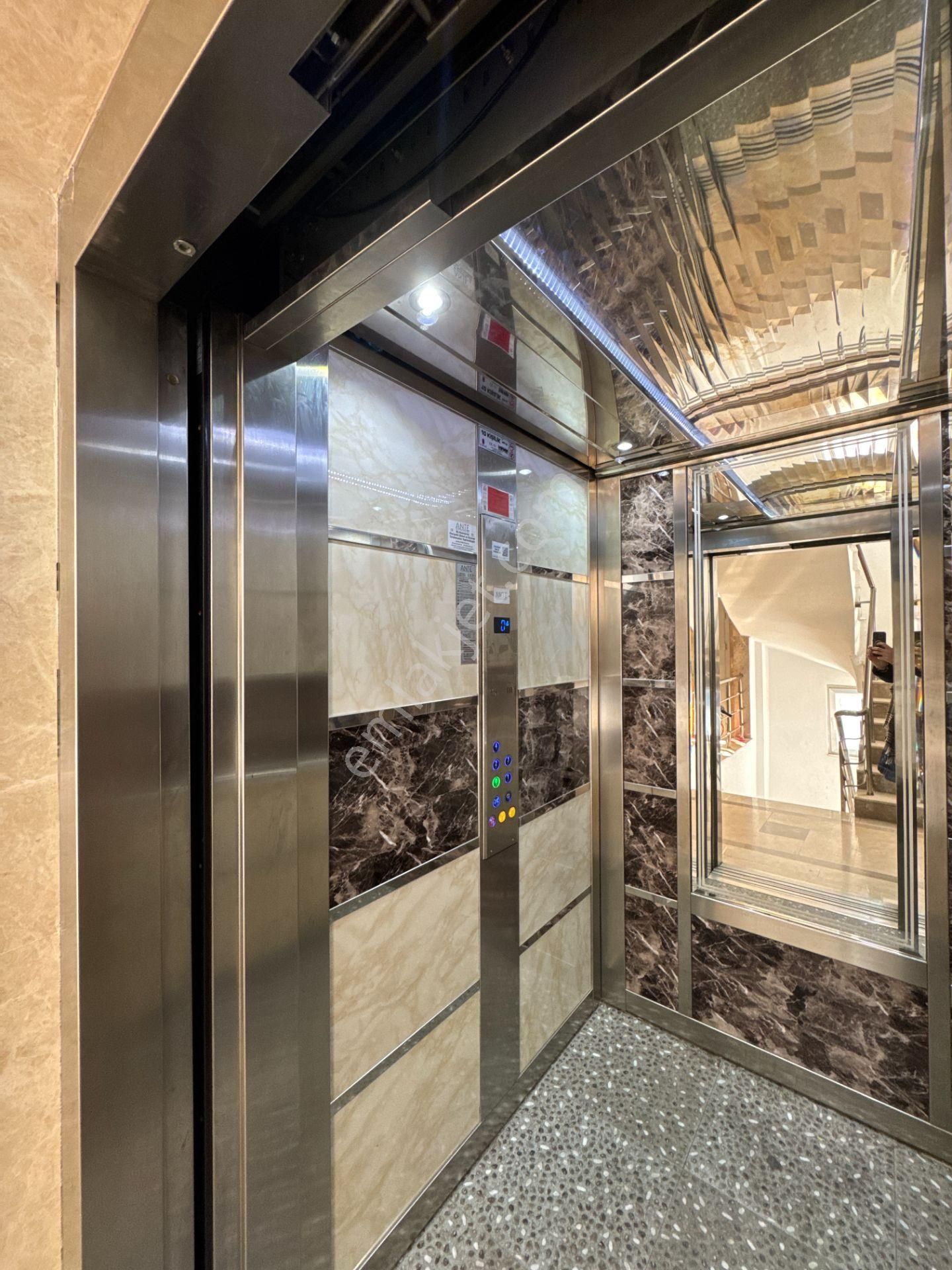 Kızıltoprak Mrk. Konumda Çift Banyolu Kombili Geniş 3+1 - Görsel 31