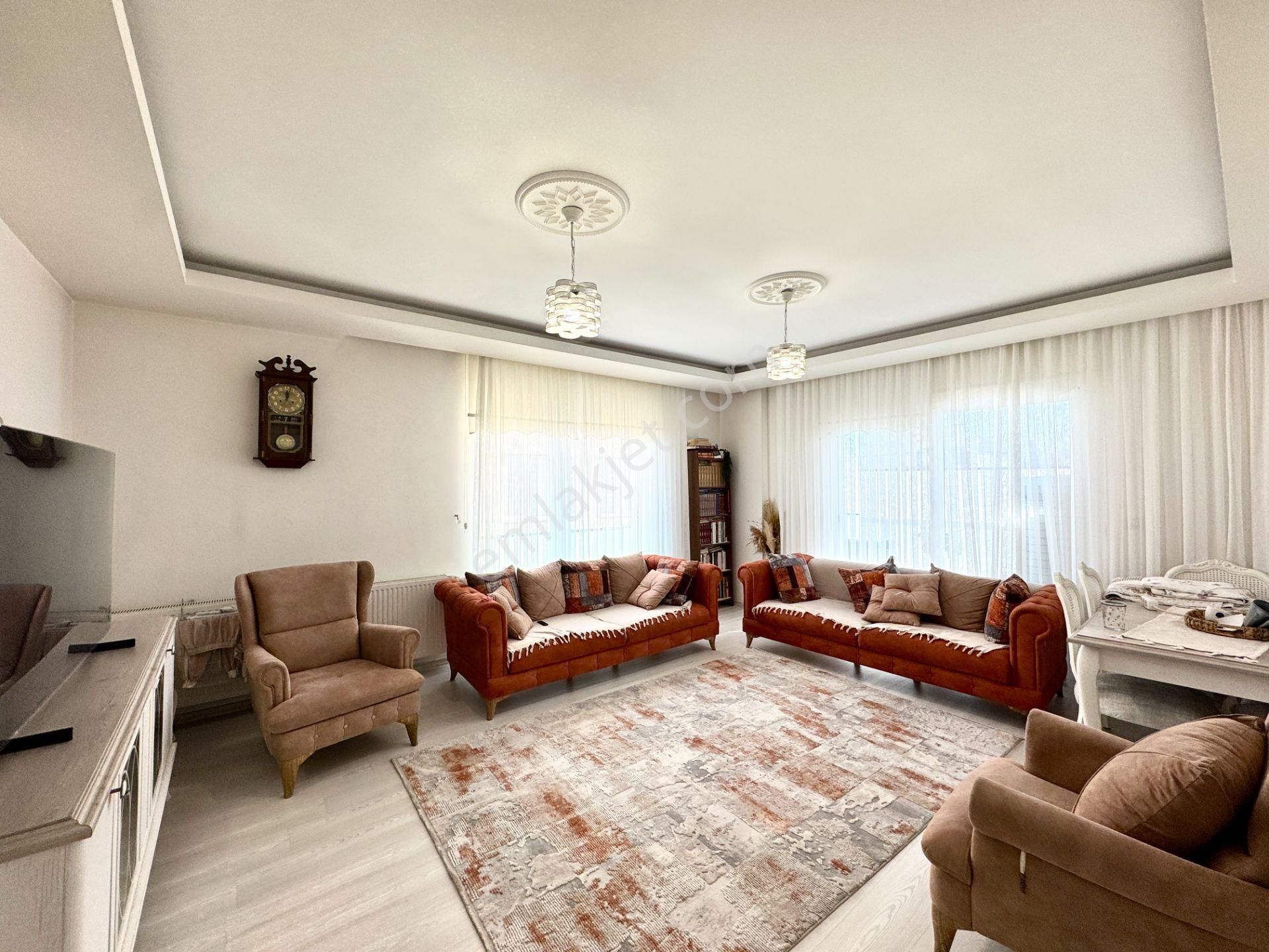 Kızıltoprak Mrk. Konumda Çift Banyolu Kombili Geniş 3+1