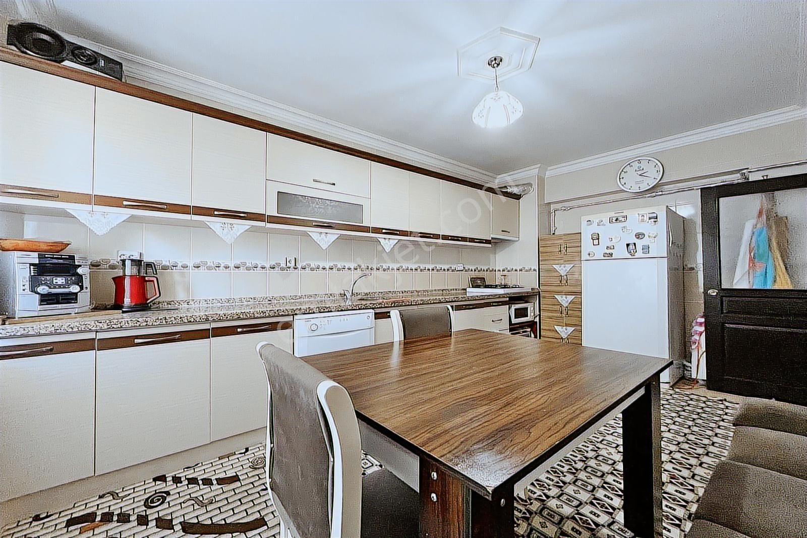 Karşıyaka'da 3.5+1 Ara Katta Ebeveyn Banyolu Kök Tapulu Daire - Görsel 25