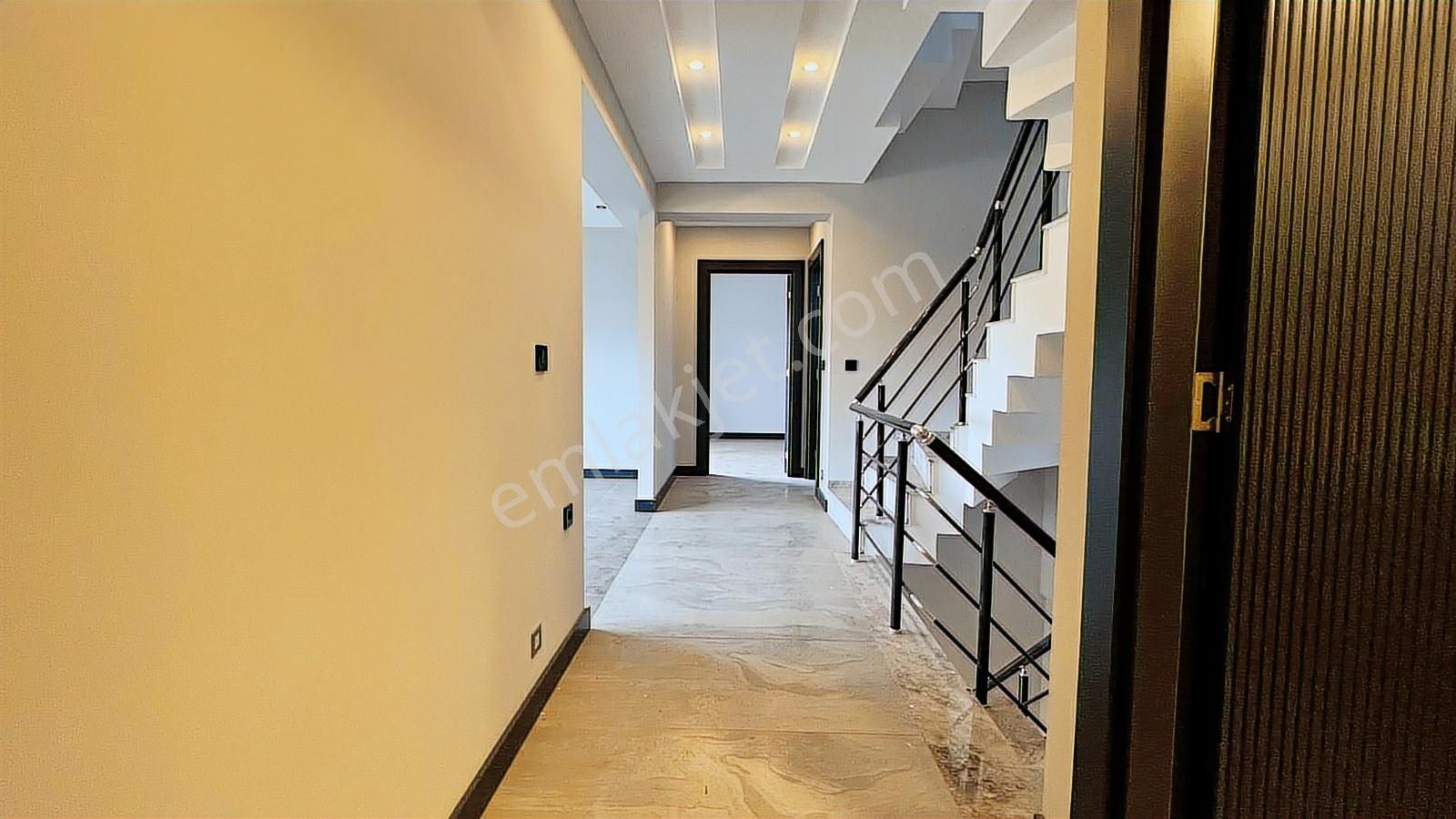 Foçada Satılık Villa 3 Katlı Havuzlu Tam Müstakil Denize Yakın - Görsel 27