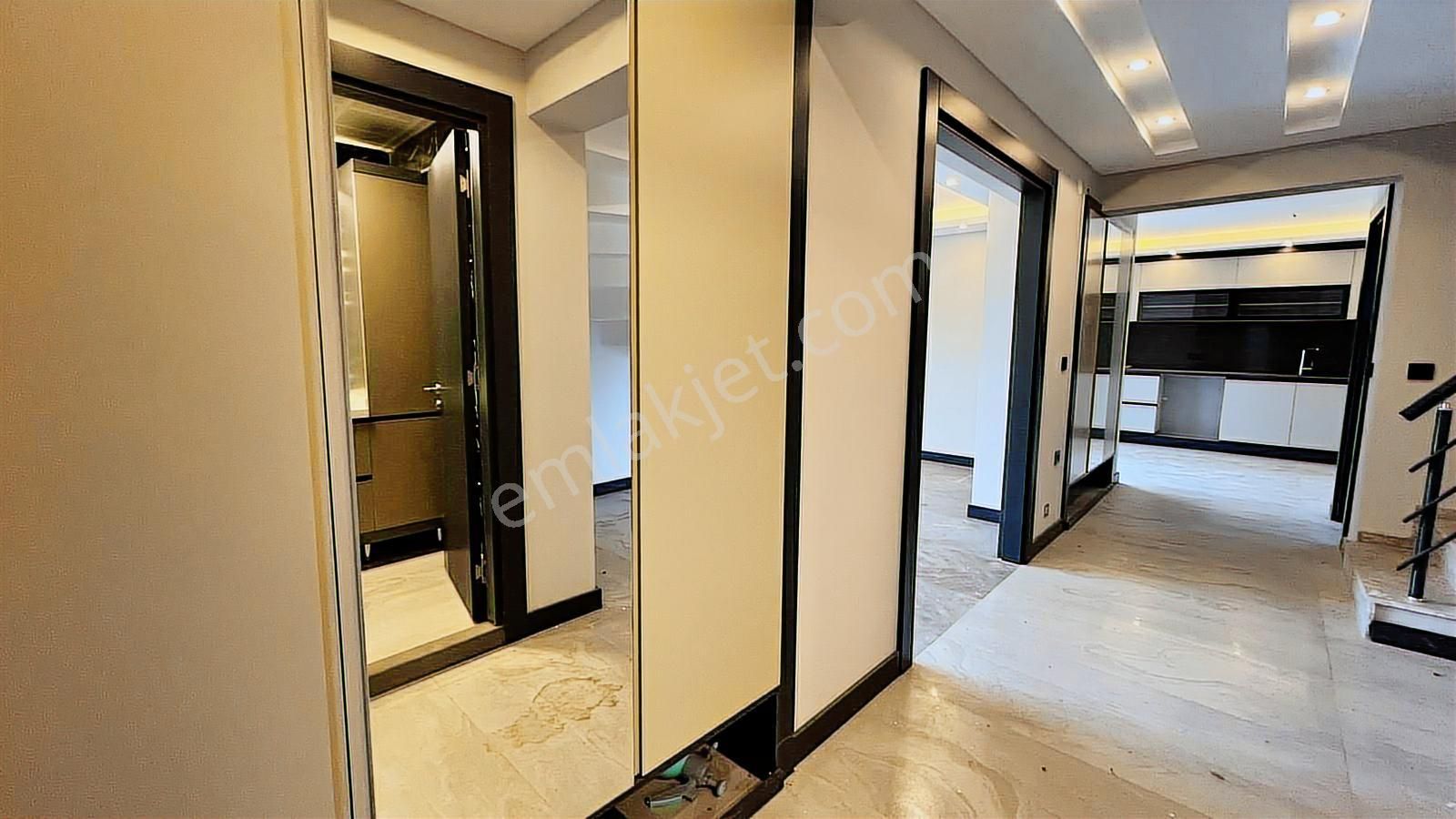 Foçada Satılık Villa 3 Katlı Havuzlu Tam Müstakil Denize Yakın - Görsel 29