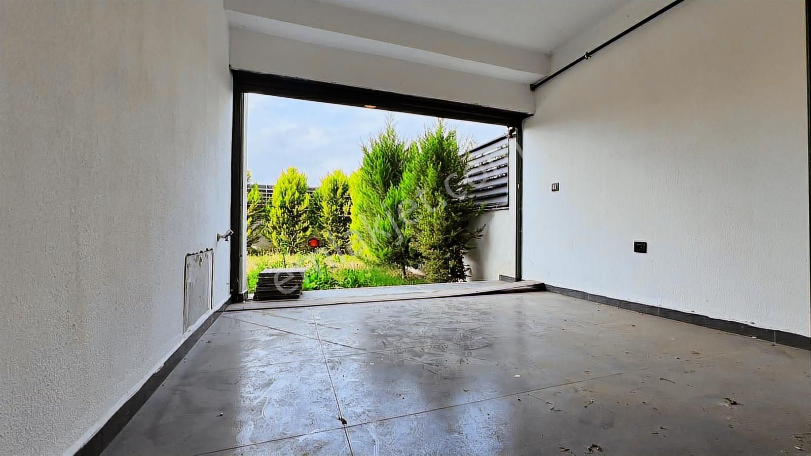 Foçada Satılık Villa 3 Katlı Havuzlu Tam Müstakil Denize Yakın - Görsel 17