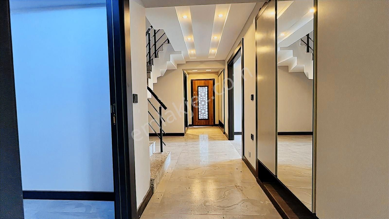 Foçada Satılık Villa 3 Katlı Havuzlu Tam Müstakil Denize Yakın - Görsel 16