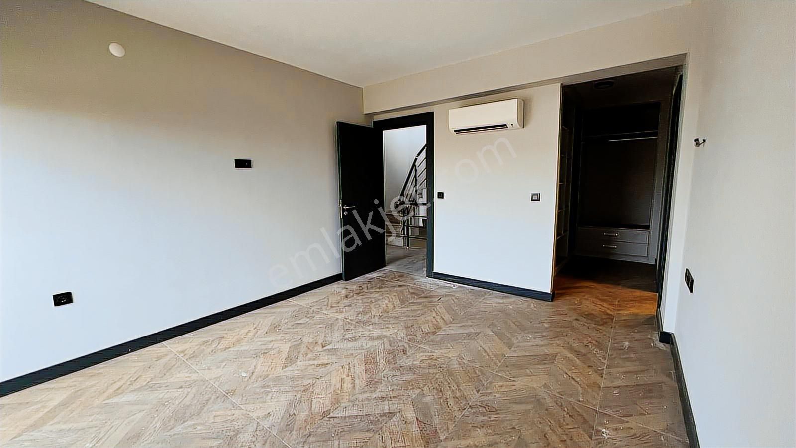 Foçada Satılık Villa 3 Katlı Havuzlu Tam Müstakil Denize Yakın - Görsel 34