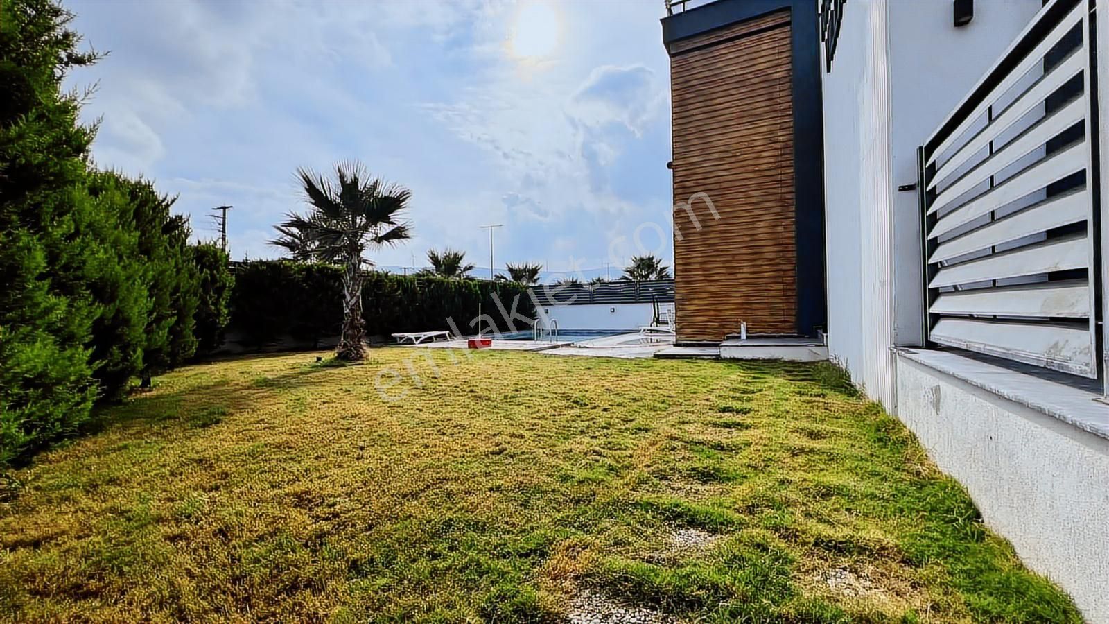 Foçada Satılık Villa 3 Katlı Havuzlu Tam Müstakil Denize Yakın - Görsel 15