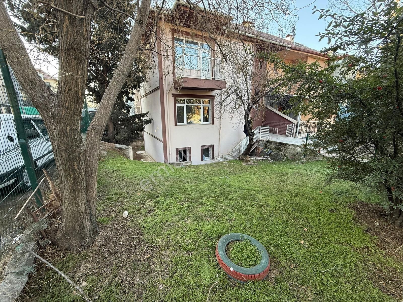 Rıza Acar'dan Köşe Geniş Bahçeli 3 Katlı Müstakil Satılık