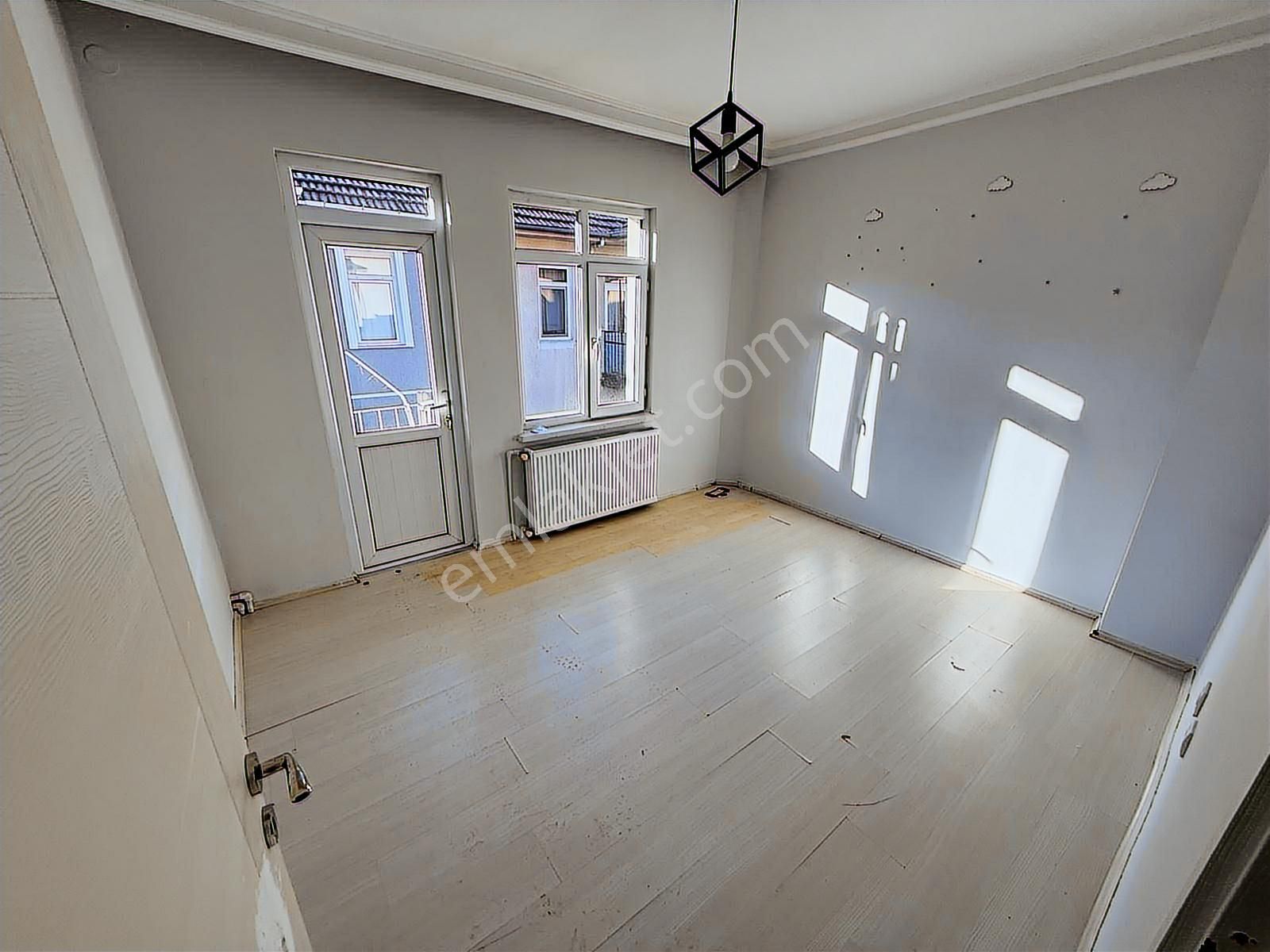 Rıza Acar'dan Köşe Geniş Bahçeli 3 Katlı Müstakil Satılık - Görsel 2