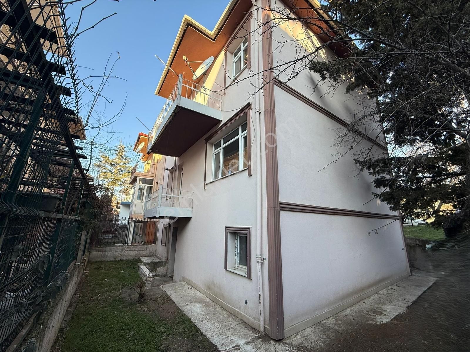 Rıza Acar'dan Köşe Geniş Bahçeli 3 Katlı Müstakil Satılık - Görsel 18