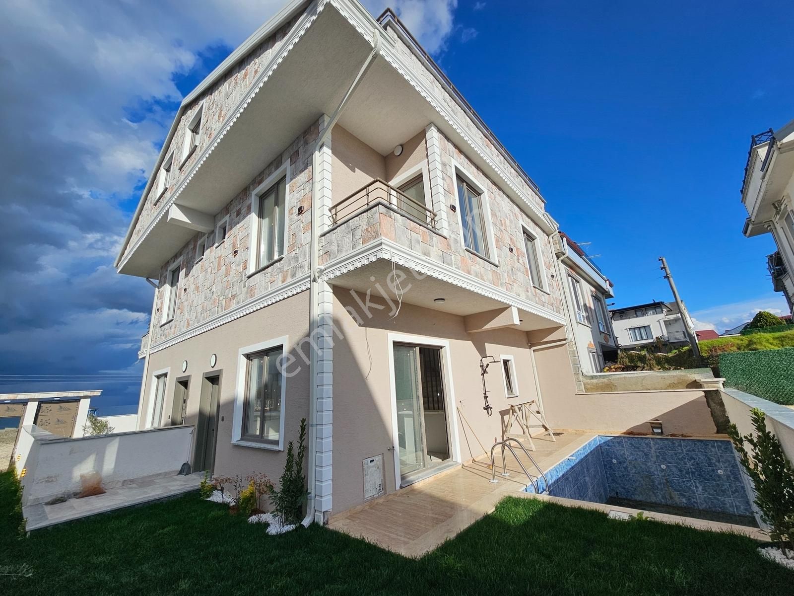 Deniz'e 2.parsel 4+1 Müstakil Havuzlu,ebeveyn Banyolu Lüks Villa - Görsel 3