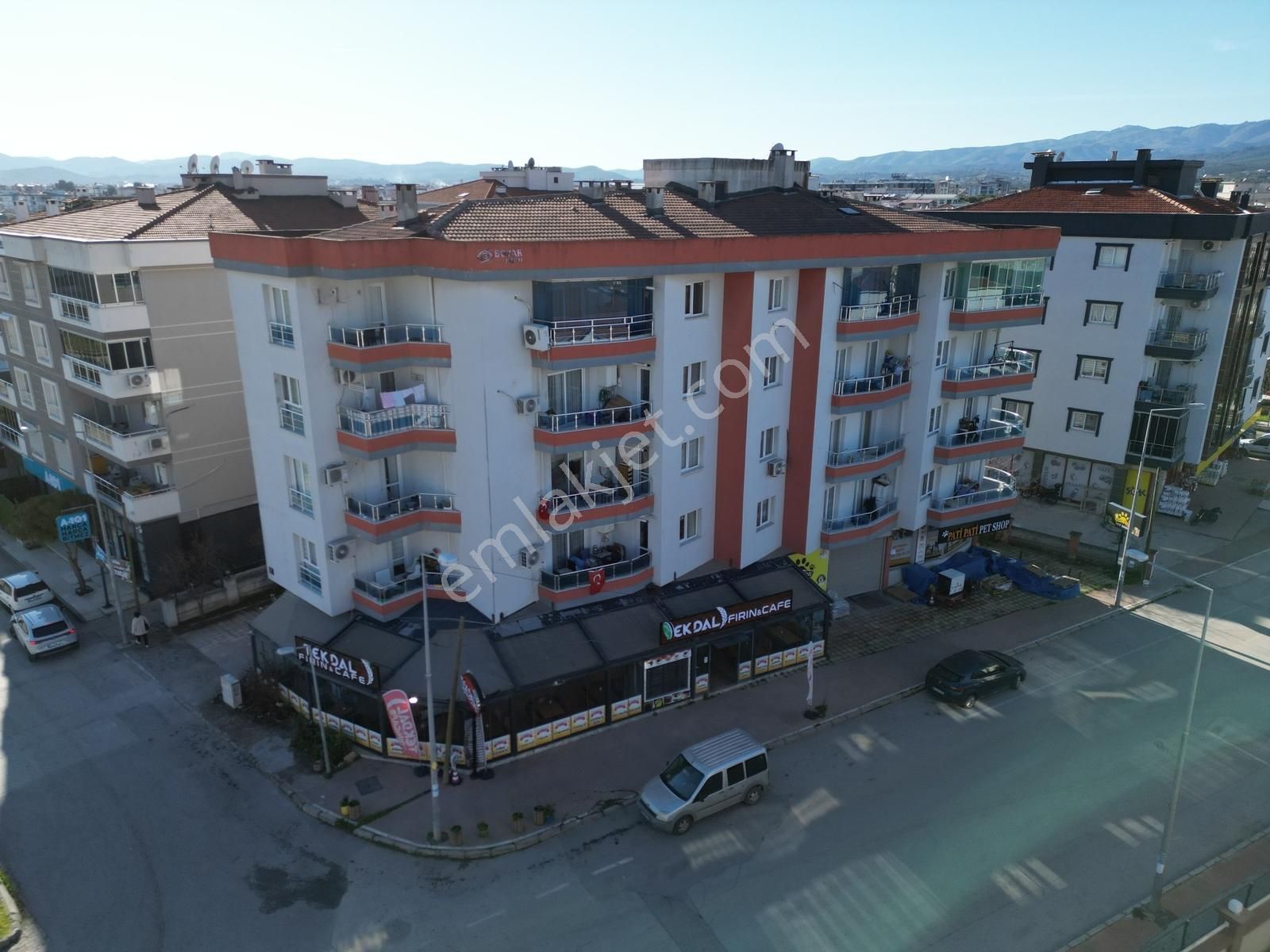 Qzen Gayrimenkul'den Arakat Otoparklı 145 M2 Geniş 3+1