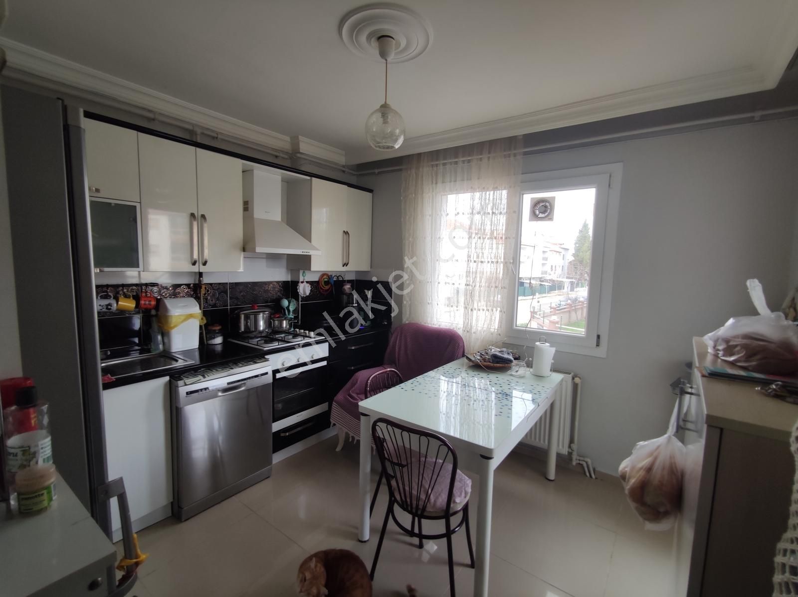 Qzen Gayrimenkul'den Arakat Otoparklı 145 M2 Geniş 3+1 - Görsel 5