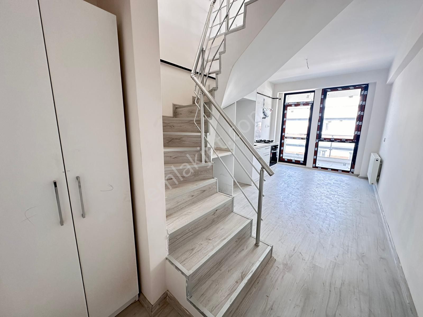 Seyrek'te 1+1 Kiralık Dubleks Temiz Daire - Görsel 3