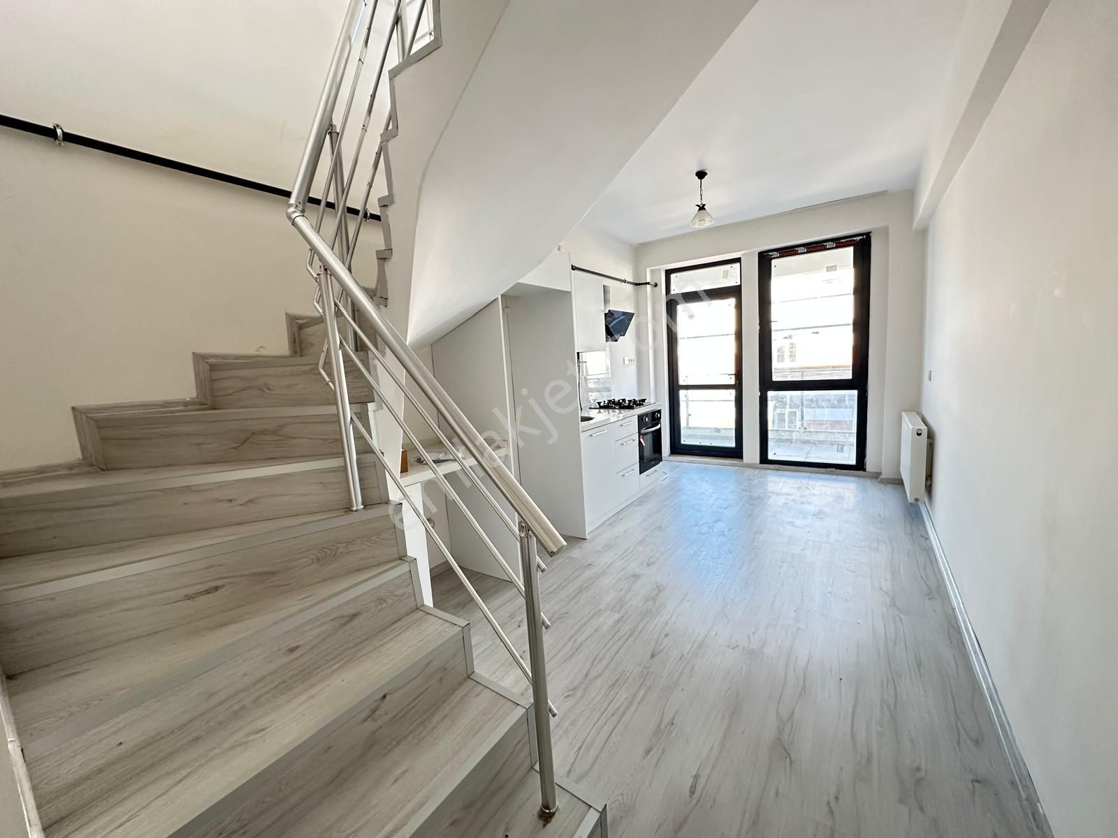 Seyrek'te 1+1 Kiralık Dubleks Temiz Daire - Görsel 4