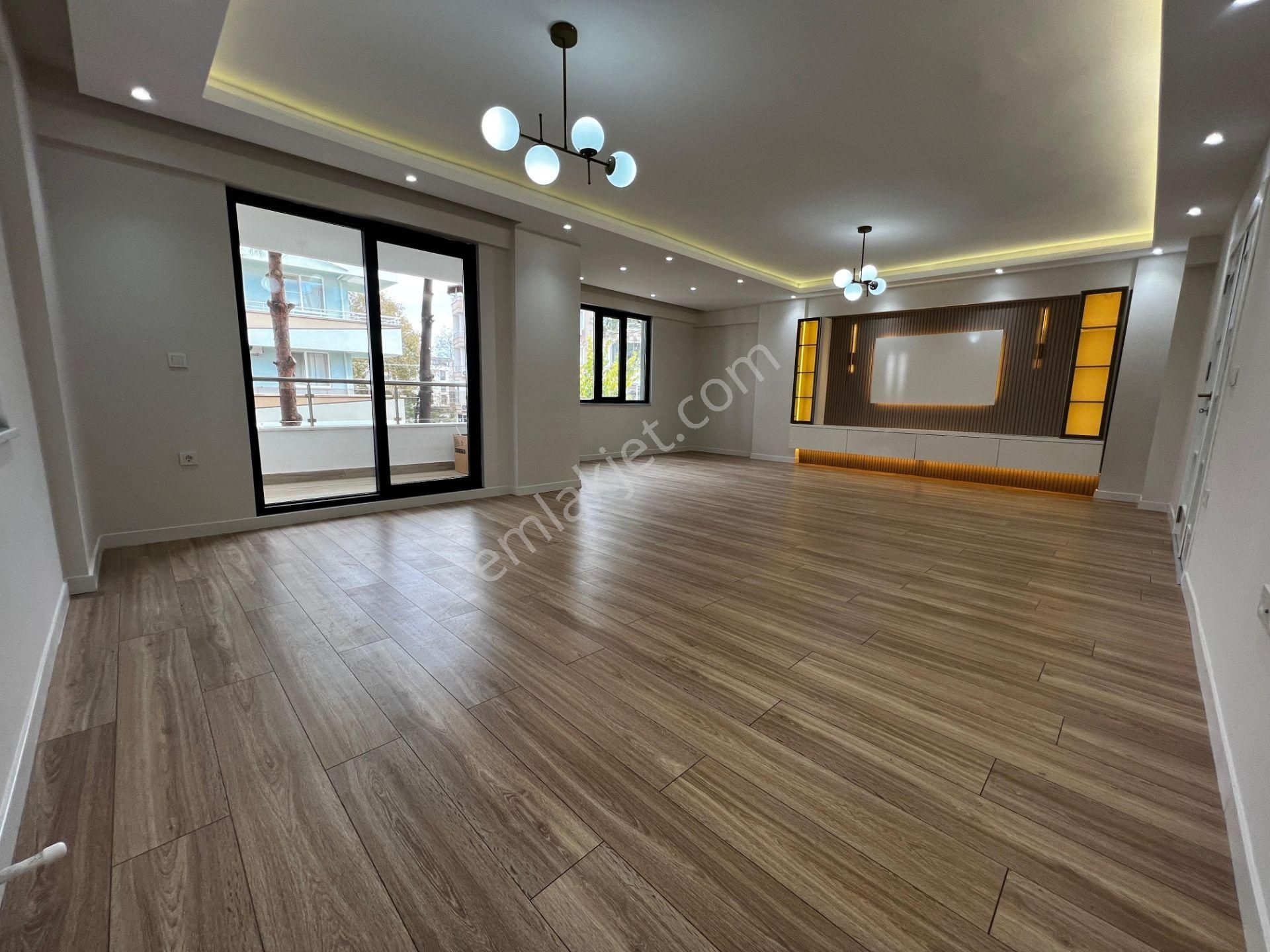 Yiğit'ten Akçay Sarıkızda 3+1 Geniş Metrekare Öncephe Lüks Daire