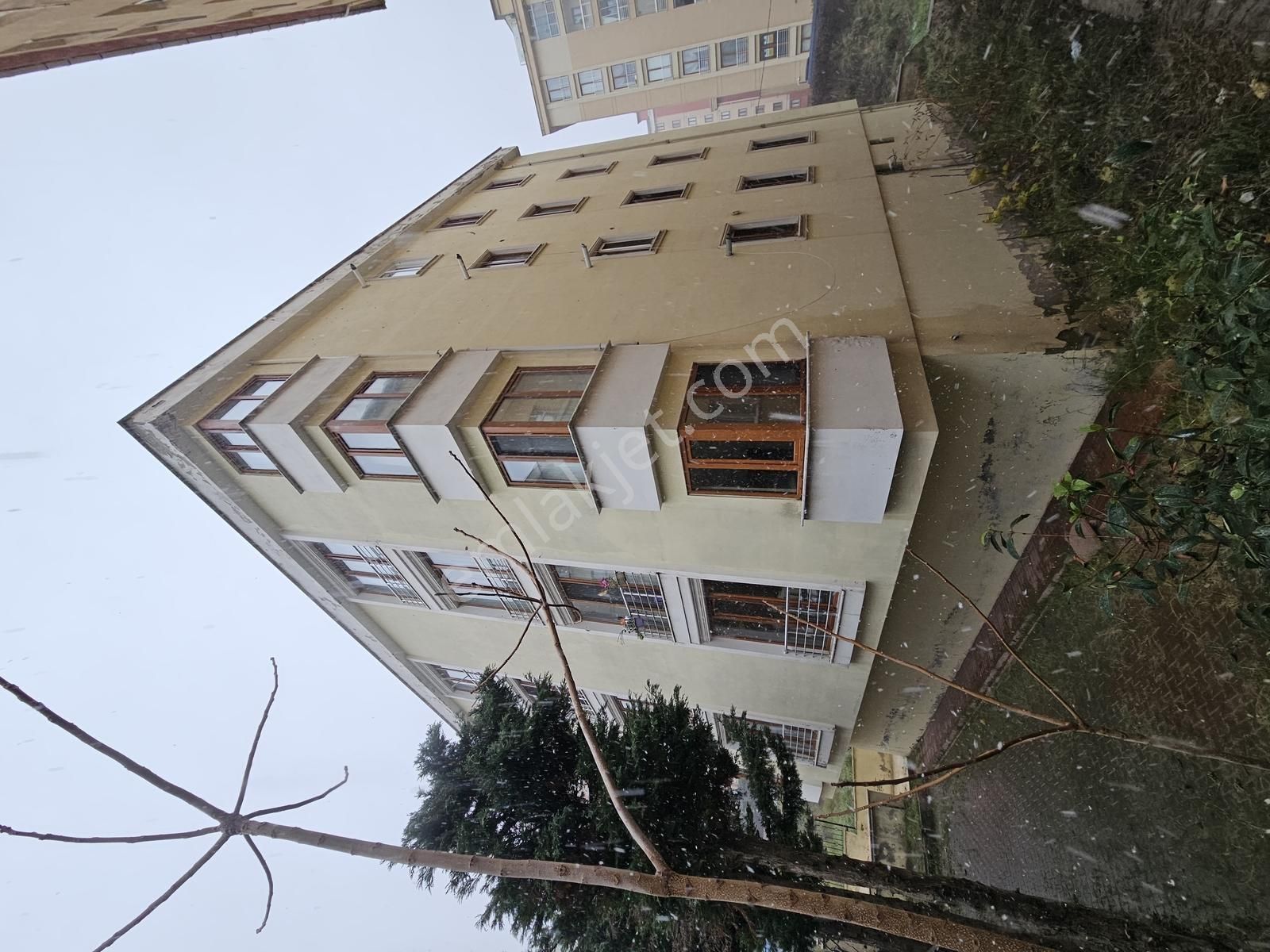 Alper Alkan'dan Şerifali'de Tezcan Cad.okul Bölgesinde 1.kat 3+1