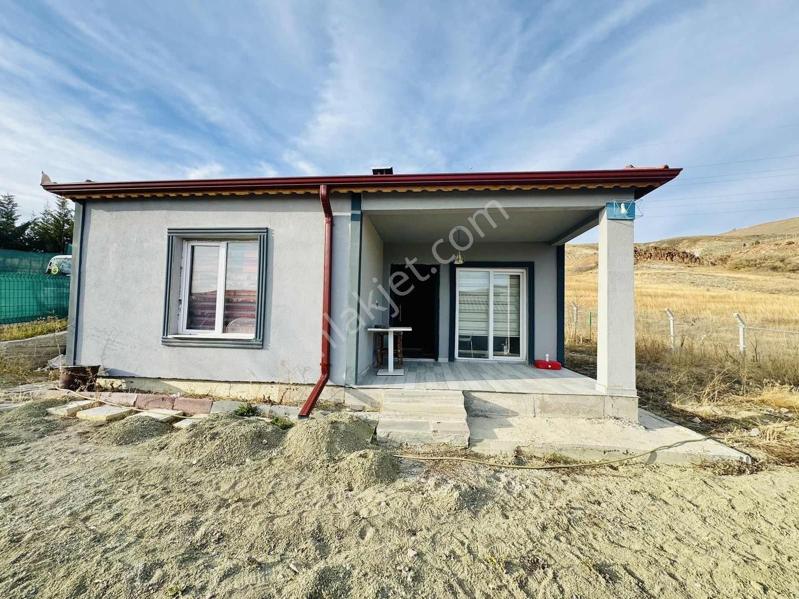 Bala- Beynamda 400 M2 İçinde 1+1 Yapılı Verandalı Müstakil Ev