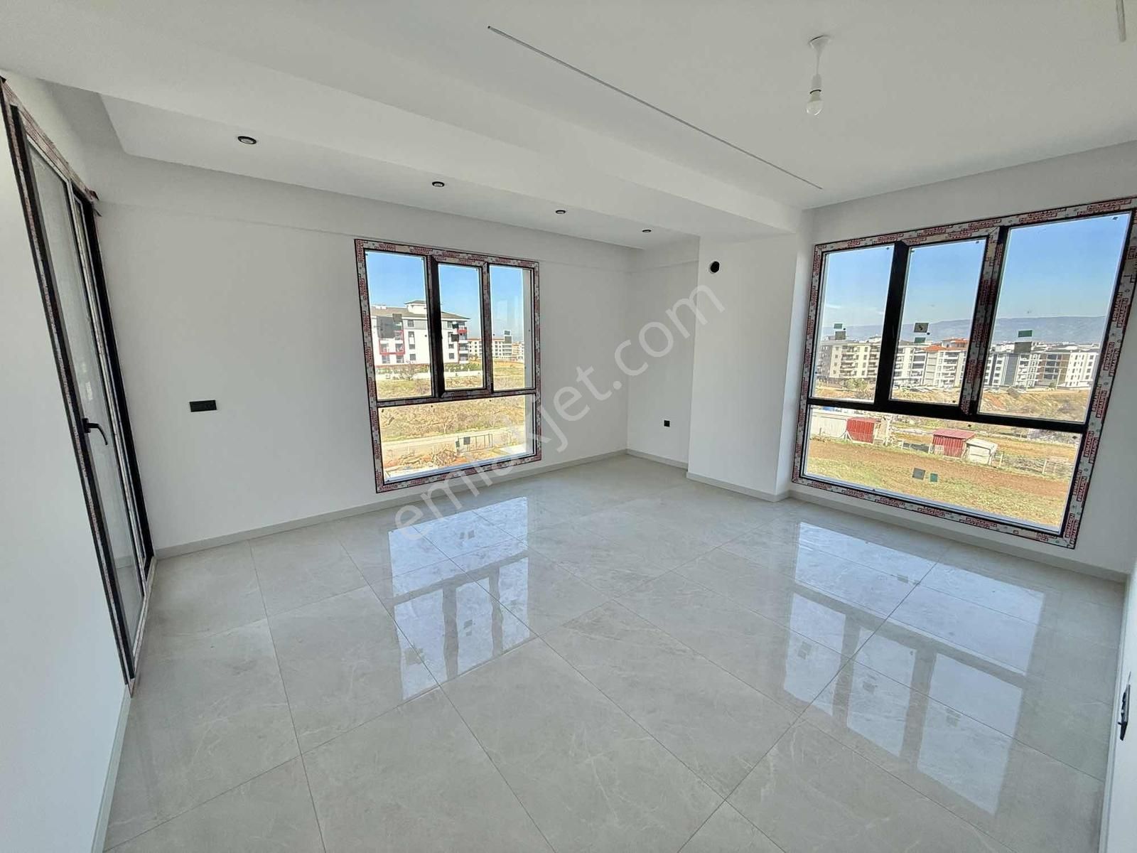 Yenişafakt'ta 3+1 140 M2 Arakat Ebeveyn Banyolu Daire