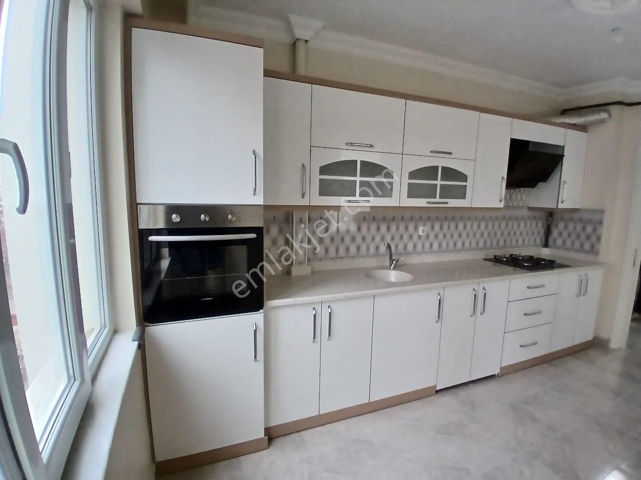 Akçay Emlak'tan Akşehir Seyran Mahallesinde Ara Kat Asansörlü 4 Yaşında Kiralık 3+1 Daire