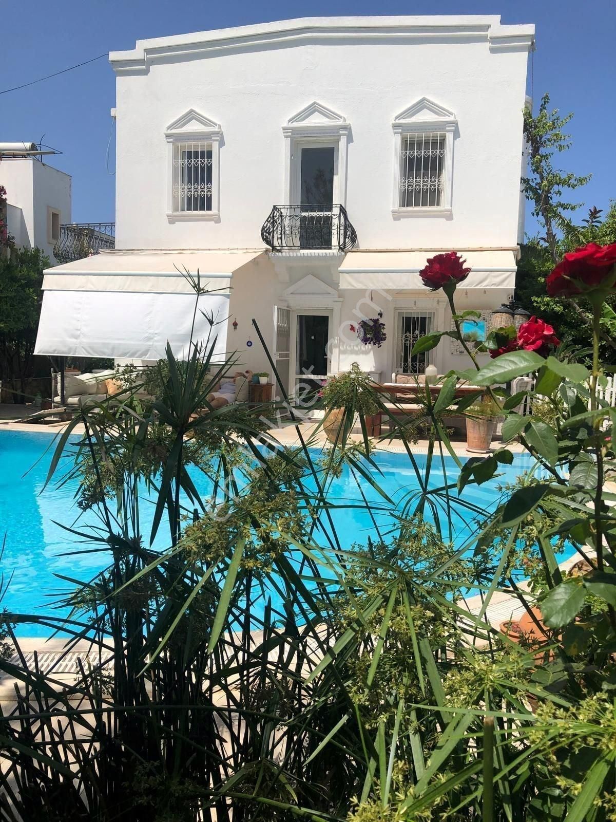 Bodrum Yalıkavak Sahilde Satılık 6 Daireli Site Ve 1200m2 Arsası