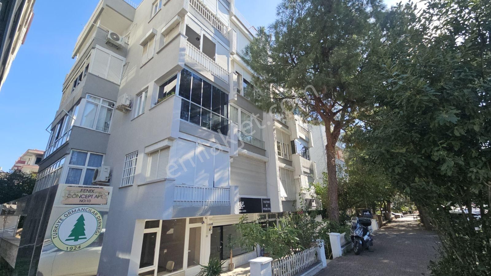 Pamir Caddesin'de Dükkan